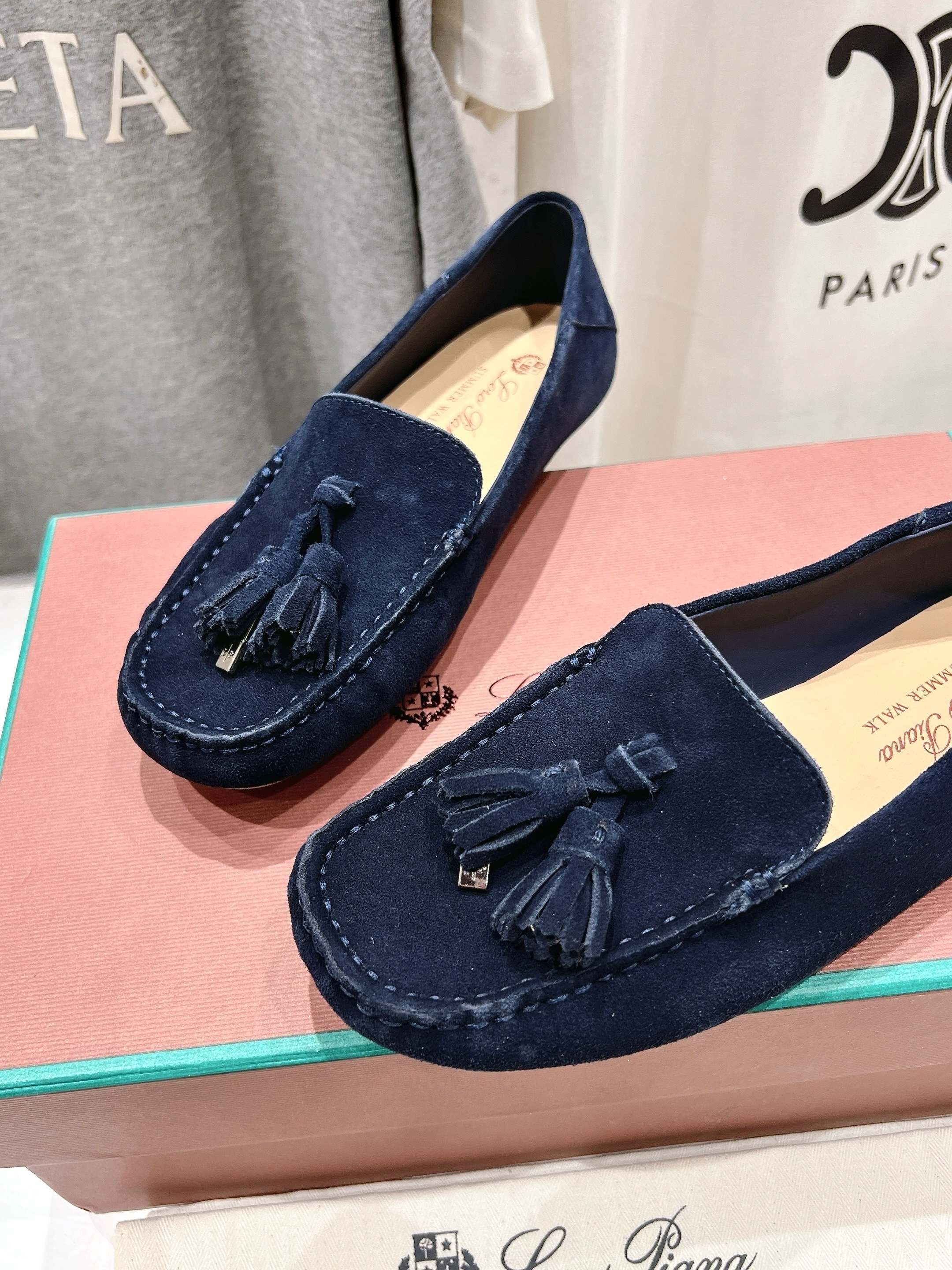 高版本出厂
  Loro Piana* LP诺悠翩雅新款豆豆鞋一脚蹬乐福鞋 
简约时尚 脚感超级舒适 一