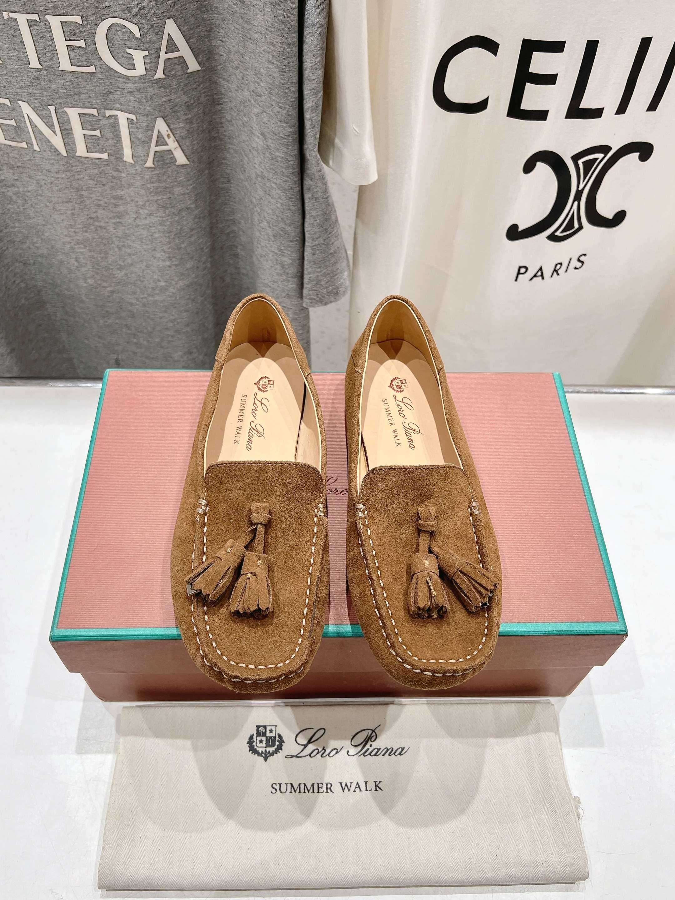 高版本出厂
  Loro Piana* LP诺悠翩雅新款豆豆鞋一脚蹬乐福鞋 
简约时尚 脚感超级舒适 一