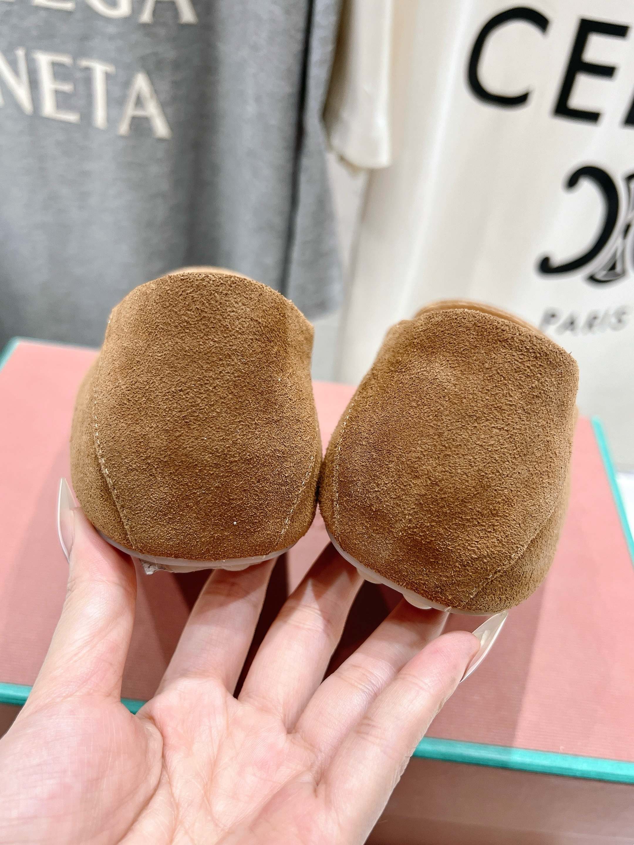 高版本出厂
  Loro Piana* LP诺悠翩雅新款豆豆鞋一脚蹬乐福鞋 
简约时尚 脚感超级舒适 一