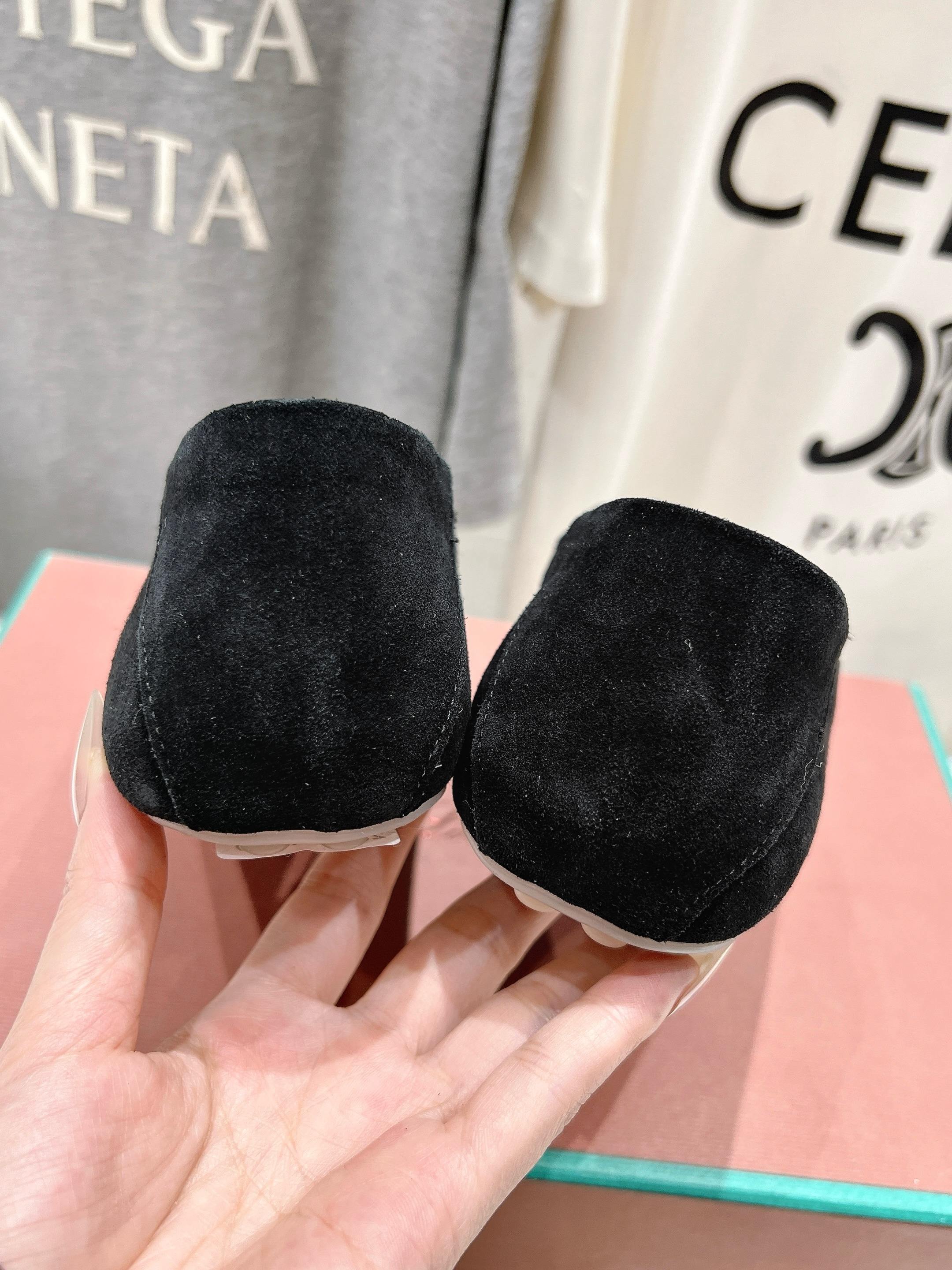 高版本出厂
  Loro Piana* LP诺悠翩雅新款豆豆鞋一脚蹬乐福鞋 
简约时尚 脚感超级舒适 一