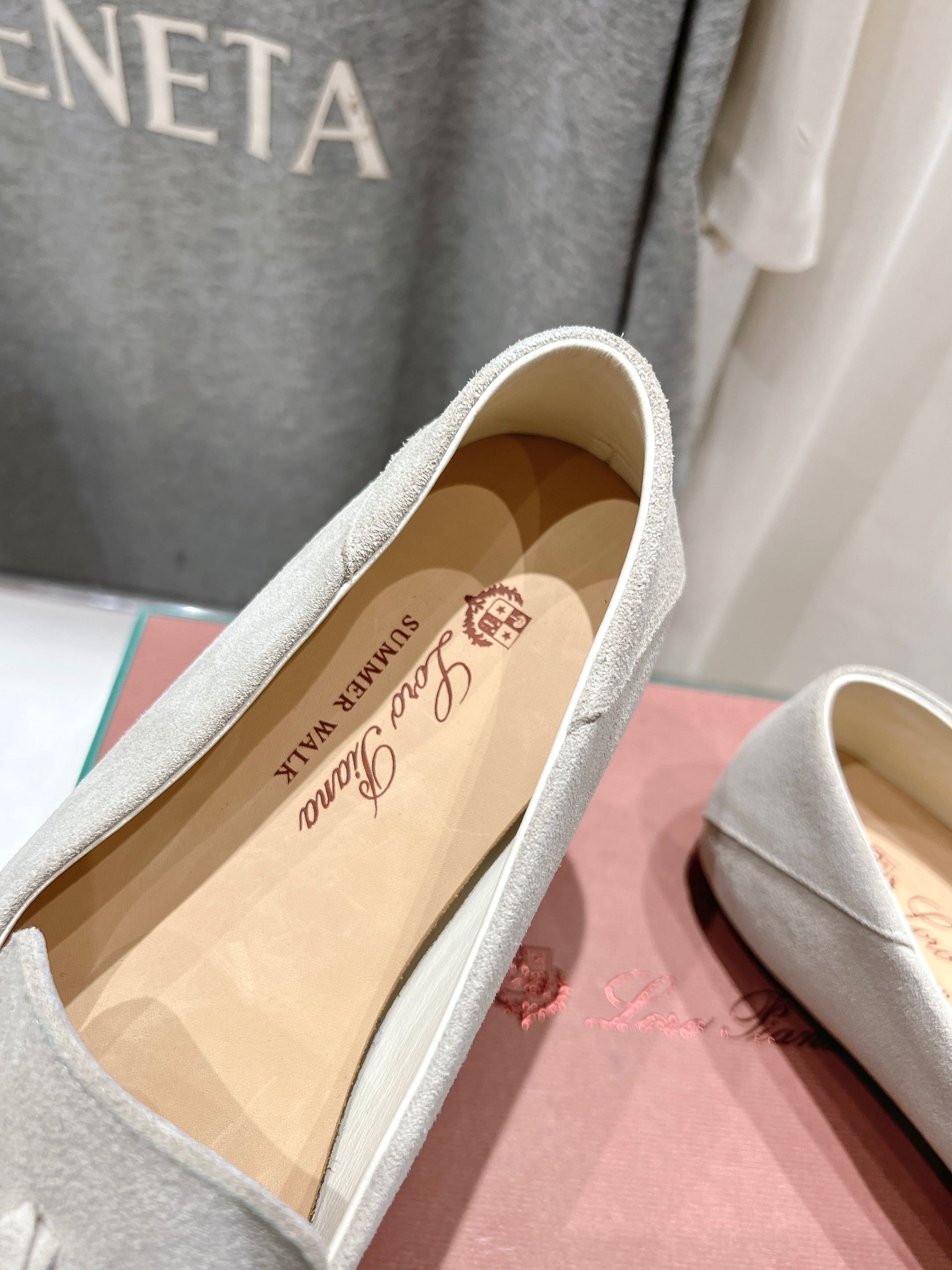 高版本出厂
  Loro Piana* LP诺悠翩雅新款豆豆鞋一脚蹬乐福鞋 
简约时尚 脚感超级舒适 一