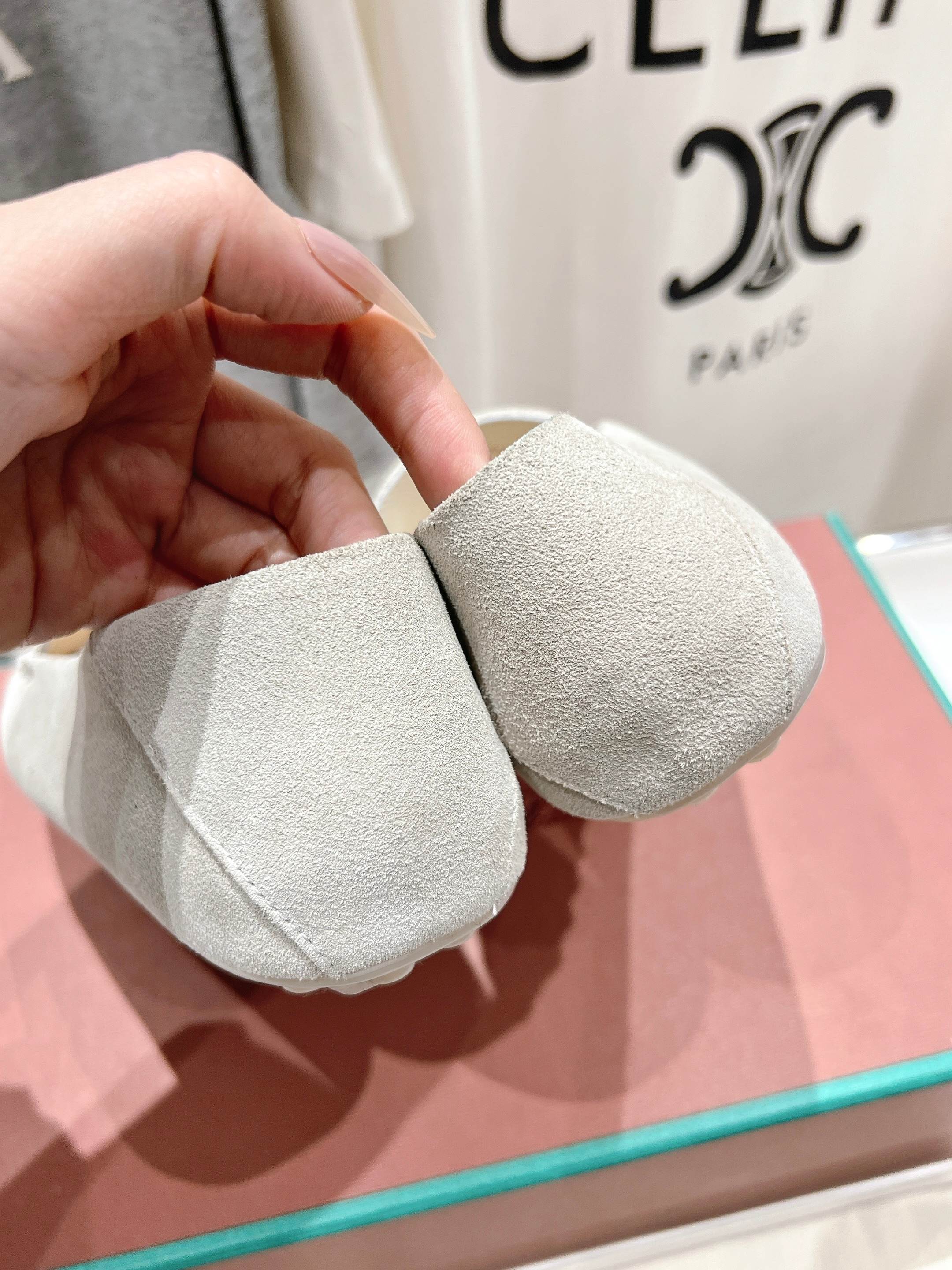 高版本出厂
  Loro Piana* LP诺悠翩雅新款豆豆鞋一脚蹬乐福鞋 
简约时尚 脚感超级舒适 一