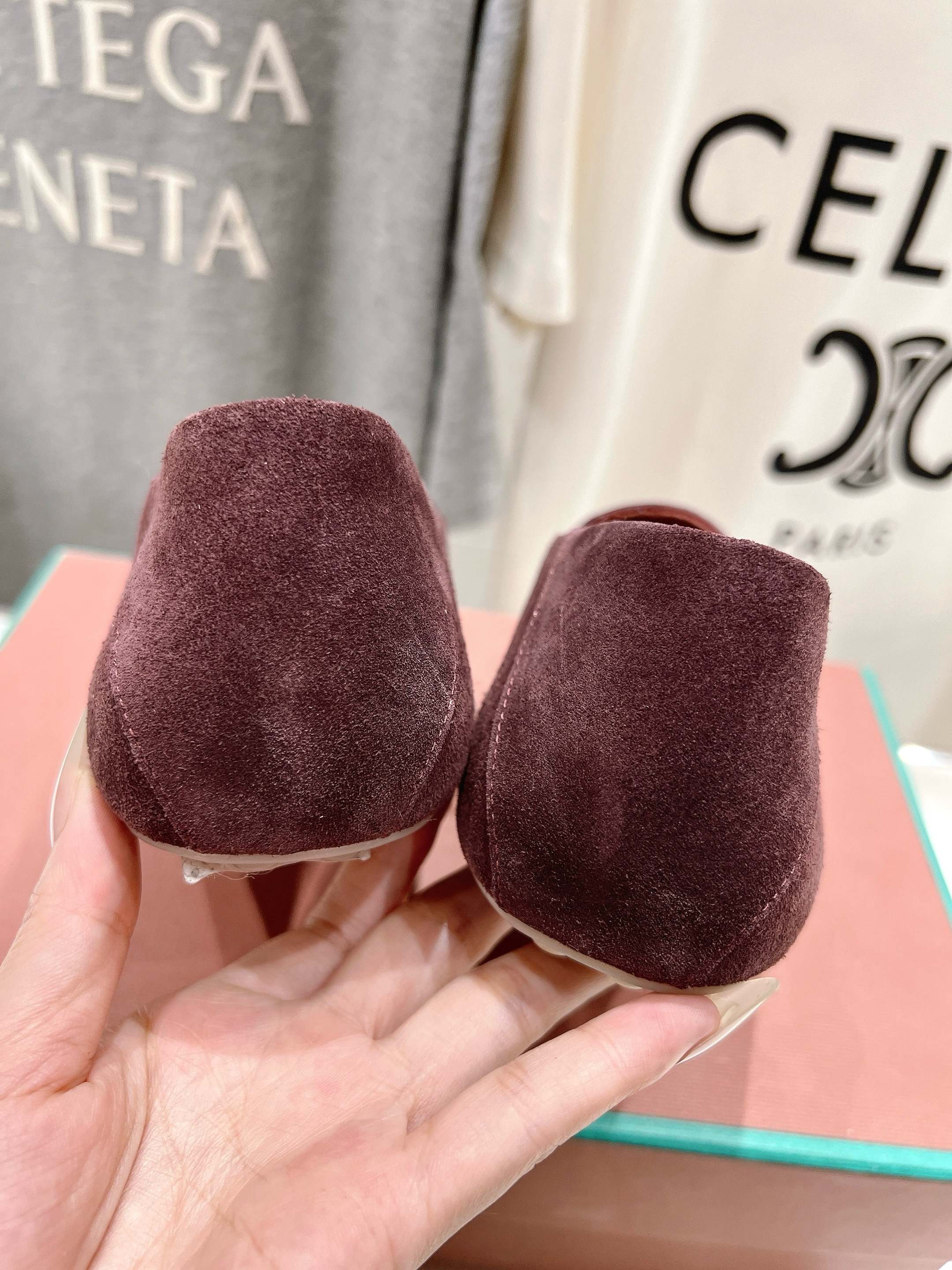 高版本出厂
  Loro Piana* LP诺悠翩雅新款豆豆鞋一脚蹬乐福鞋 
简约时尚 脚感超级舒适 一