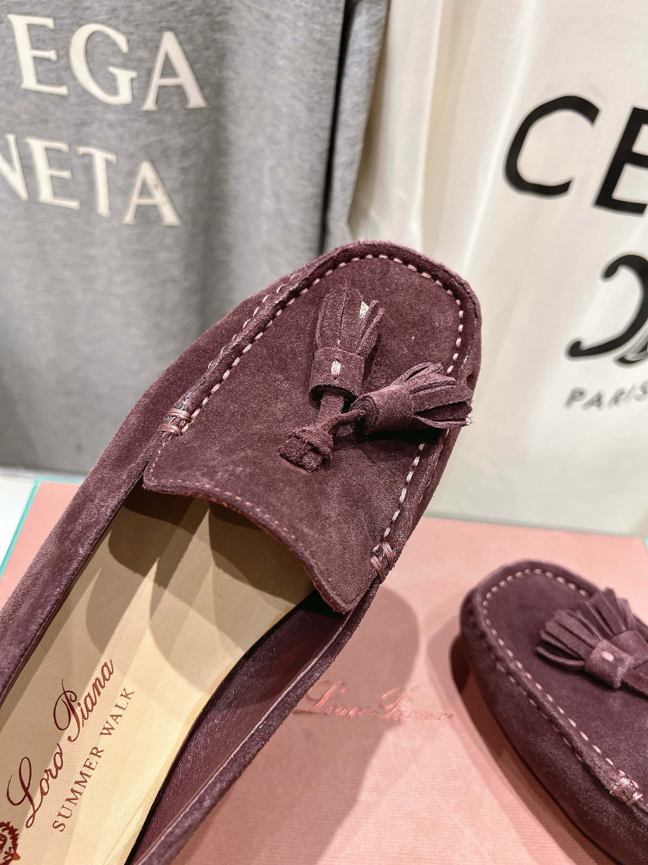 高版本出厂
  Loro Piana* LP诺悠翩雅新款豆豆鞋一脚蹬乐福鞋 
简约时尚 脚感超级舒适 一