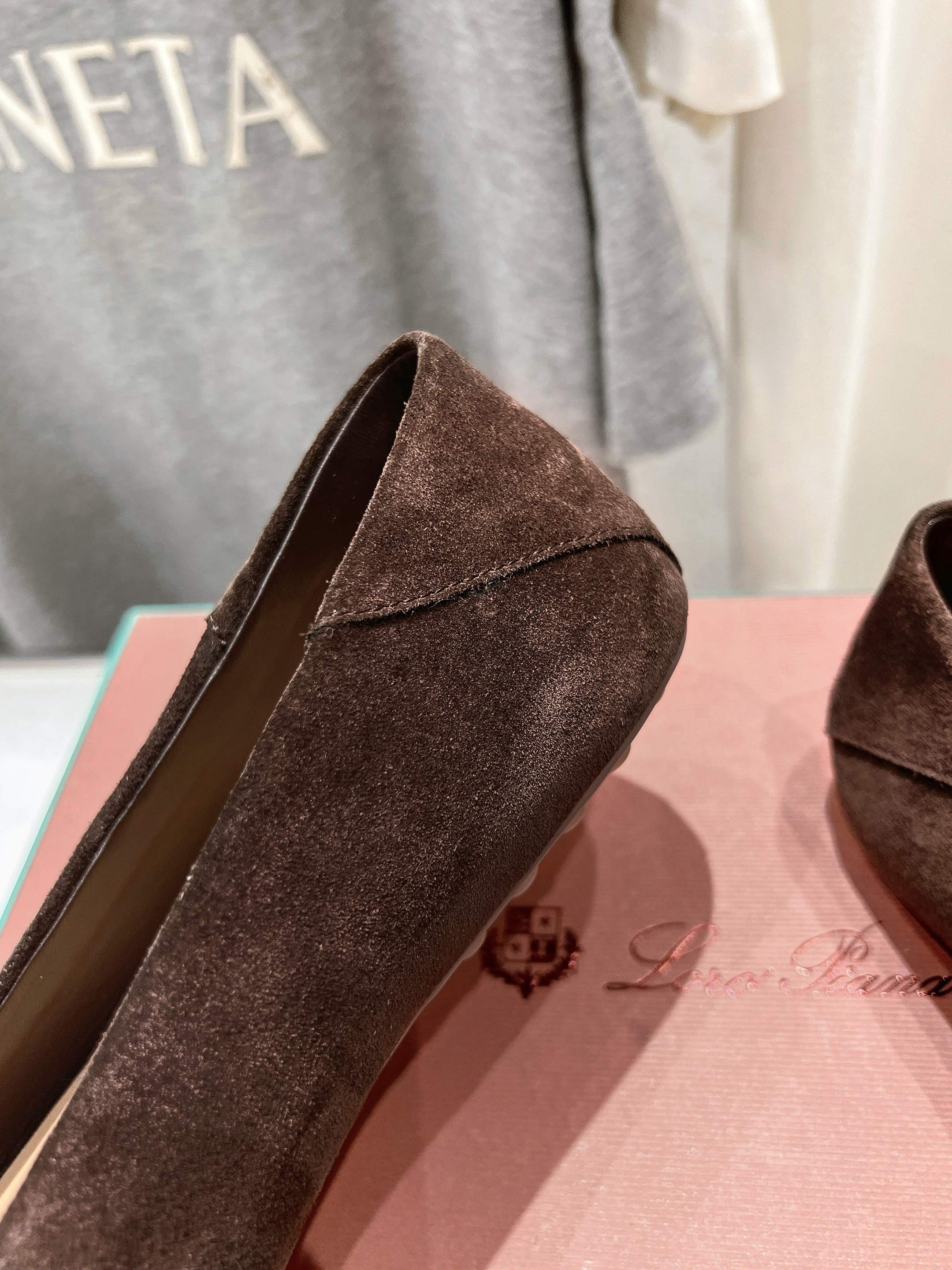 高版本出厂
  Loro Piana* LP诺悠翩雅新款豆豆鞋一脚蹬乐福鞋 
简约时尚 脚感超级舒适 一