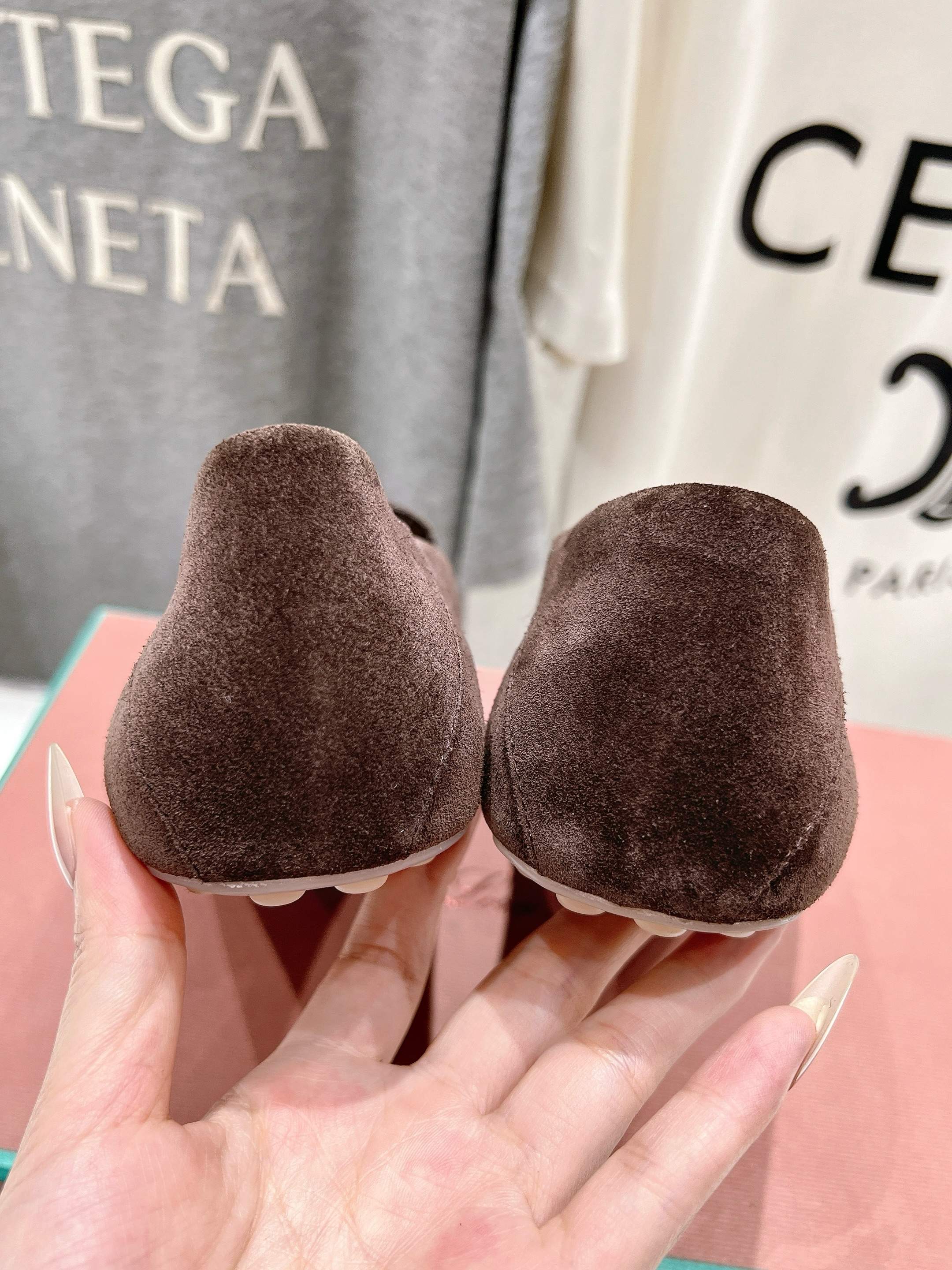 高版本出厂
  Loro Piana* LP诺悠翩雅新款豆豆鞋一脚蹬乐福鞋 
简约时尚 脚感超级舒适 一