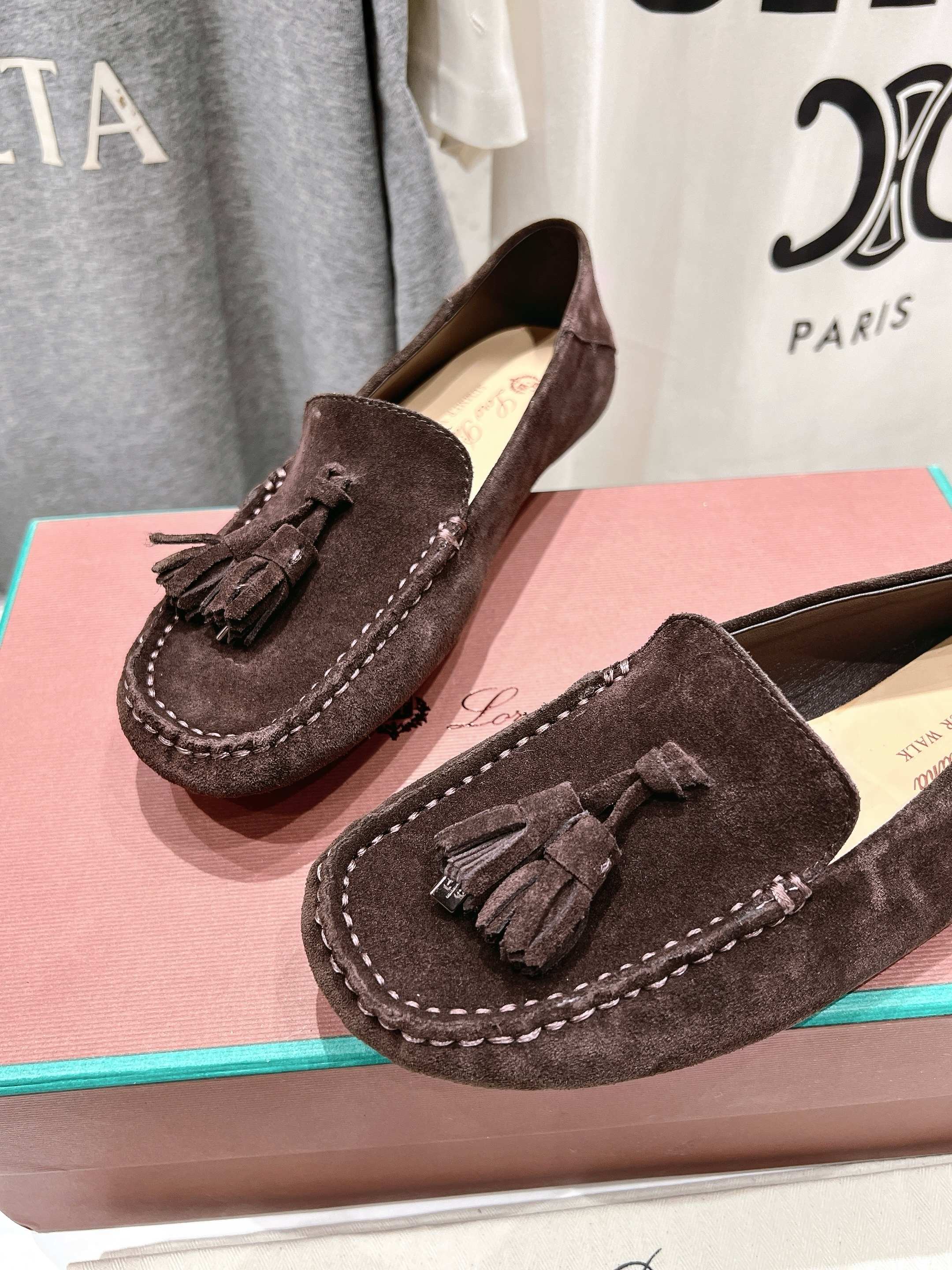高版本出厂
  Loro Piana* LP诺悠翩雅新款豆豆鞋一脚蹬乐福鞋 
简约时尚 脚感超级舒适 一