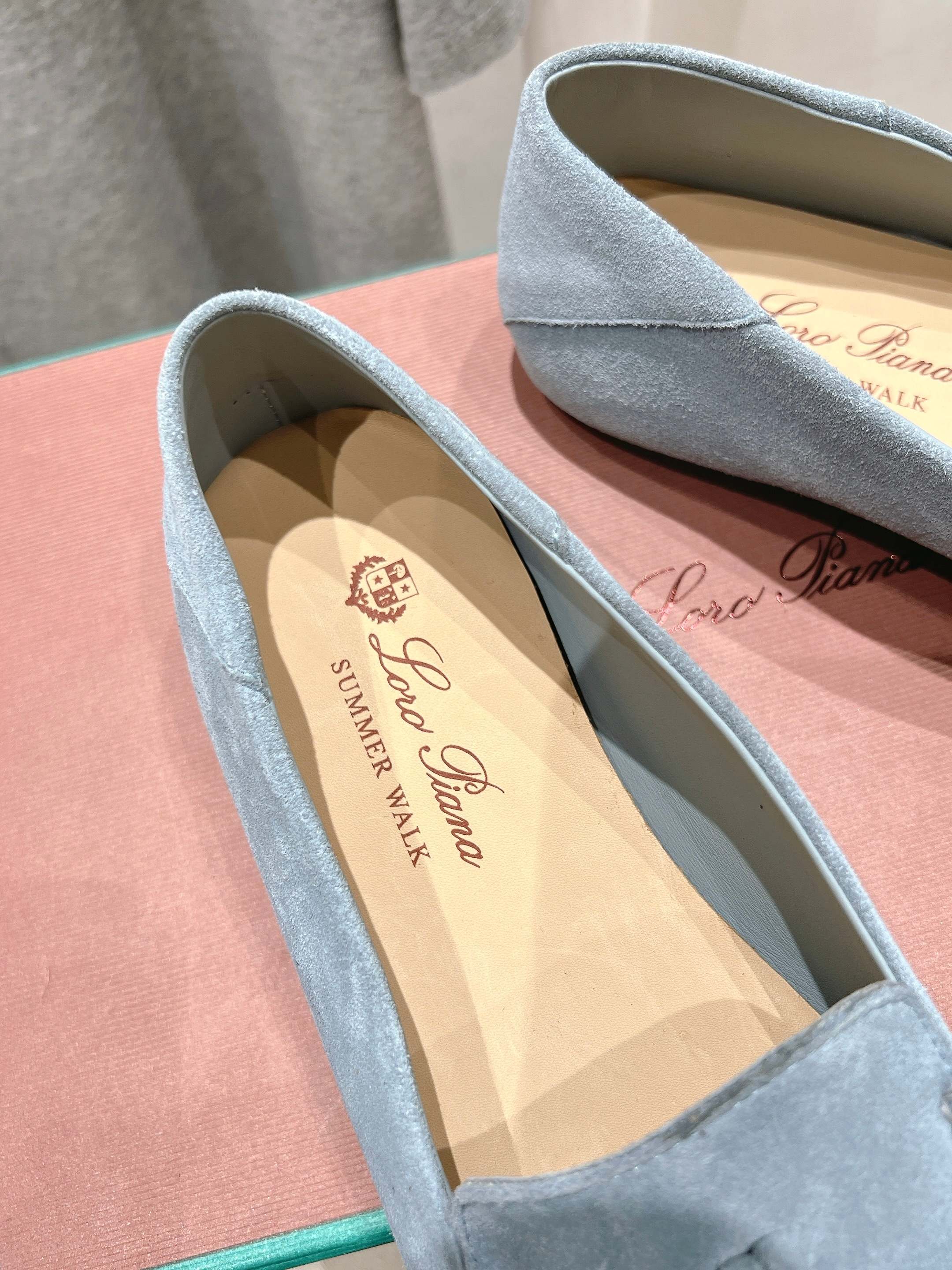 高版本出厂
  Loro Piana* LP诺悠翩雅新款豆豆鞋一脚蹬乐福鞋 
简约时尚 脚感超级舒适 一