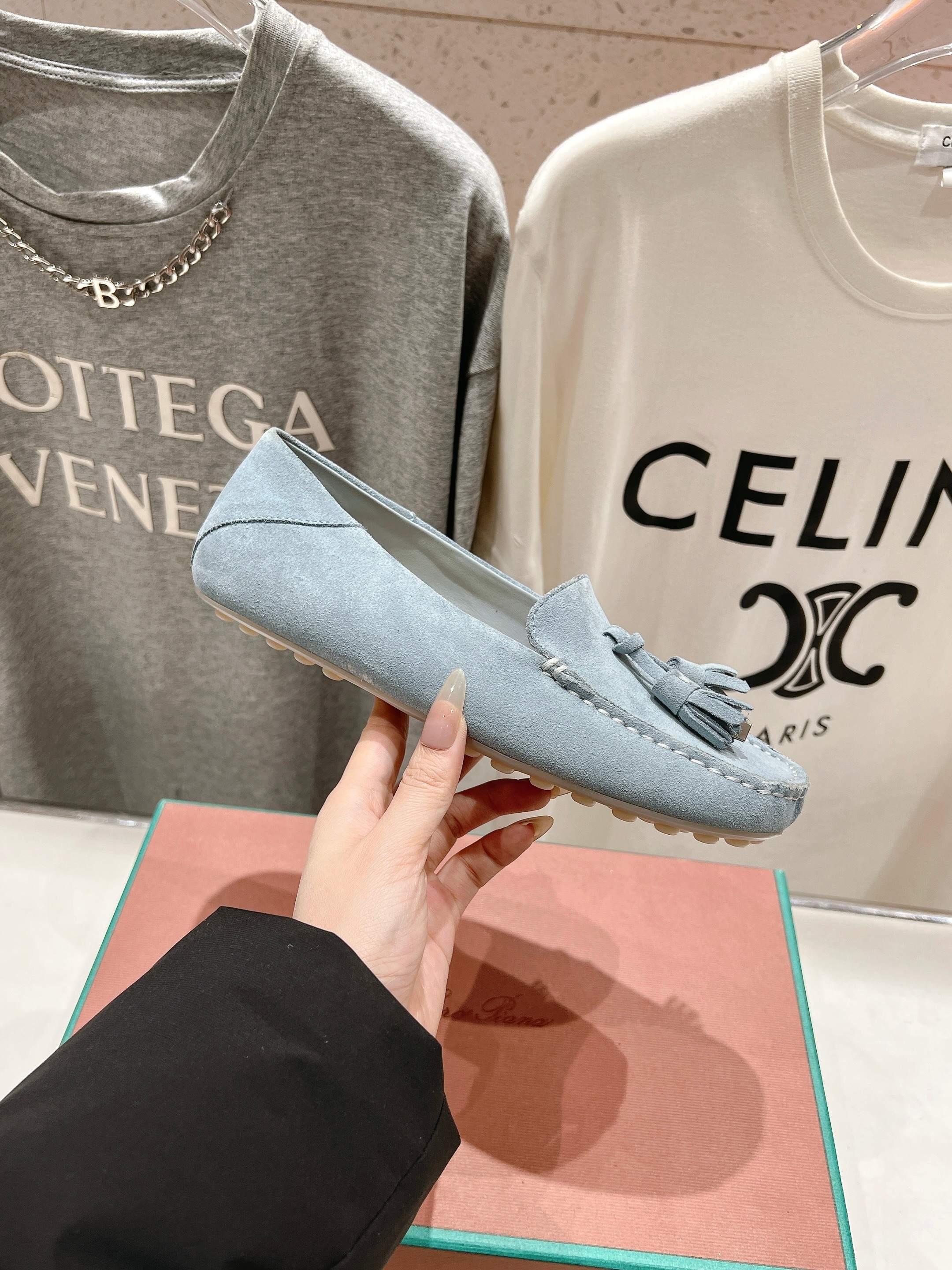 高版本出厂
  Loro Piana* LP诺悠翩雅新款豆豆鞋一脚蹬乐福鞋 
简约时尚 脚感超级舒适 一