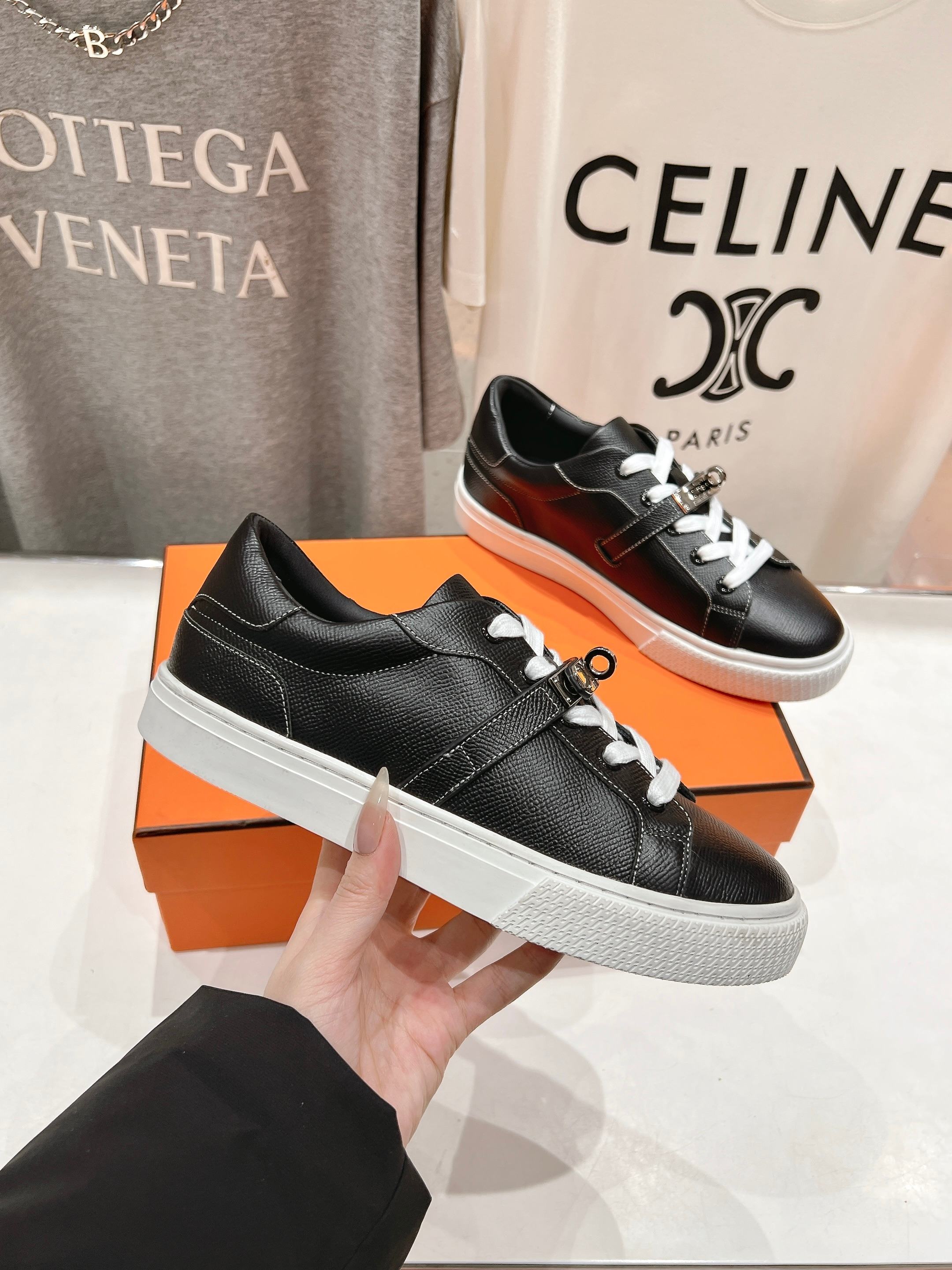 NO:264244,Women's/Men's/Hermes Classic Couple Model Top Quality #Exclusive original replica running volume model, exquisite craftsmanship, comfortable feet, and more beautiful!  Original imported cowhide fabric, comfortable and breathable sheepskin inner lining, original TPU rubber non-slip sole, very suitable for daily commuting and shopping, comfortable and soft, size 35-45 [couple model], casual shoes/sports shoes, hermes, sneakers, cowhide, sheepskin19860909女款/男款 /爱马仕经典情侣款 顶级品质#独家原版复刻跑量款,精致的工艺脚感舒适越穿越好看！ 原版进口头层牛皮面料 舒适透气羊皮内里 原版TPU橡胶防滑大底 日常通勤逛街都非常适合 舒适柔软度爆赞 尺码35—45 [情侣款],休闲鞋/运动鞋,hermes,sneakers,cowhide,sheepskin,Women's Shoes