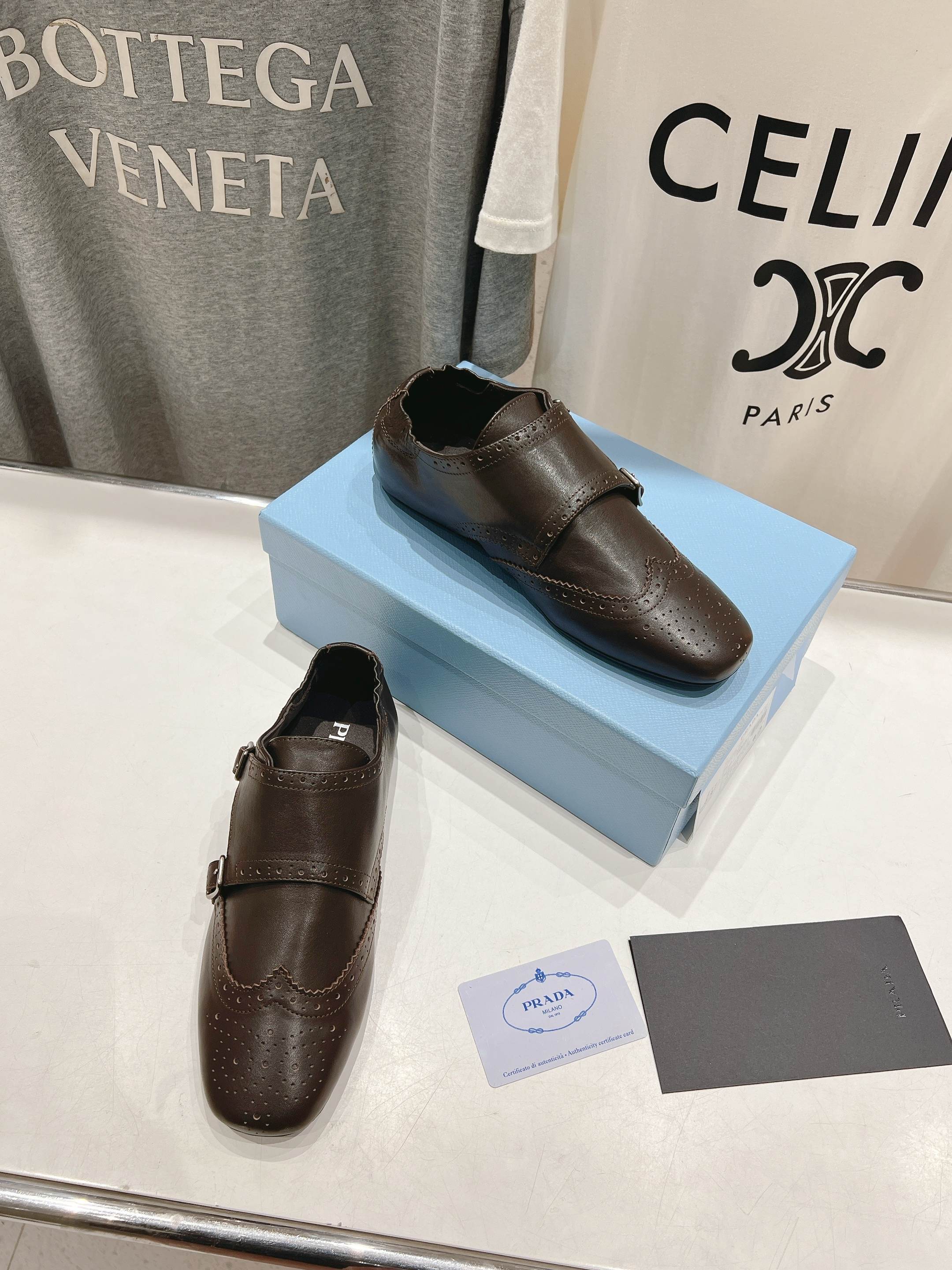 高版本出厂 
  PRADA*普拉达2025ss春夏🆕专柜新品。布洛克复古平底单鞋乐福鞋小皮鞋～
帅气百