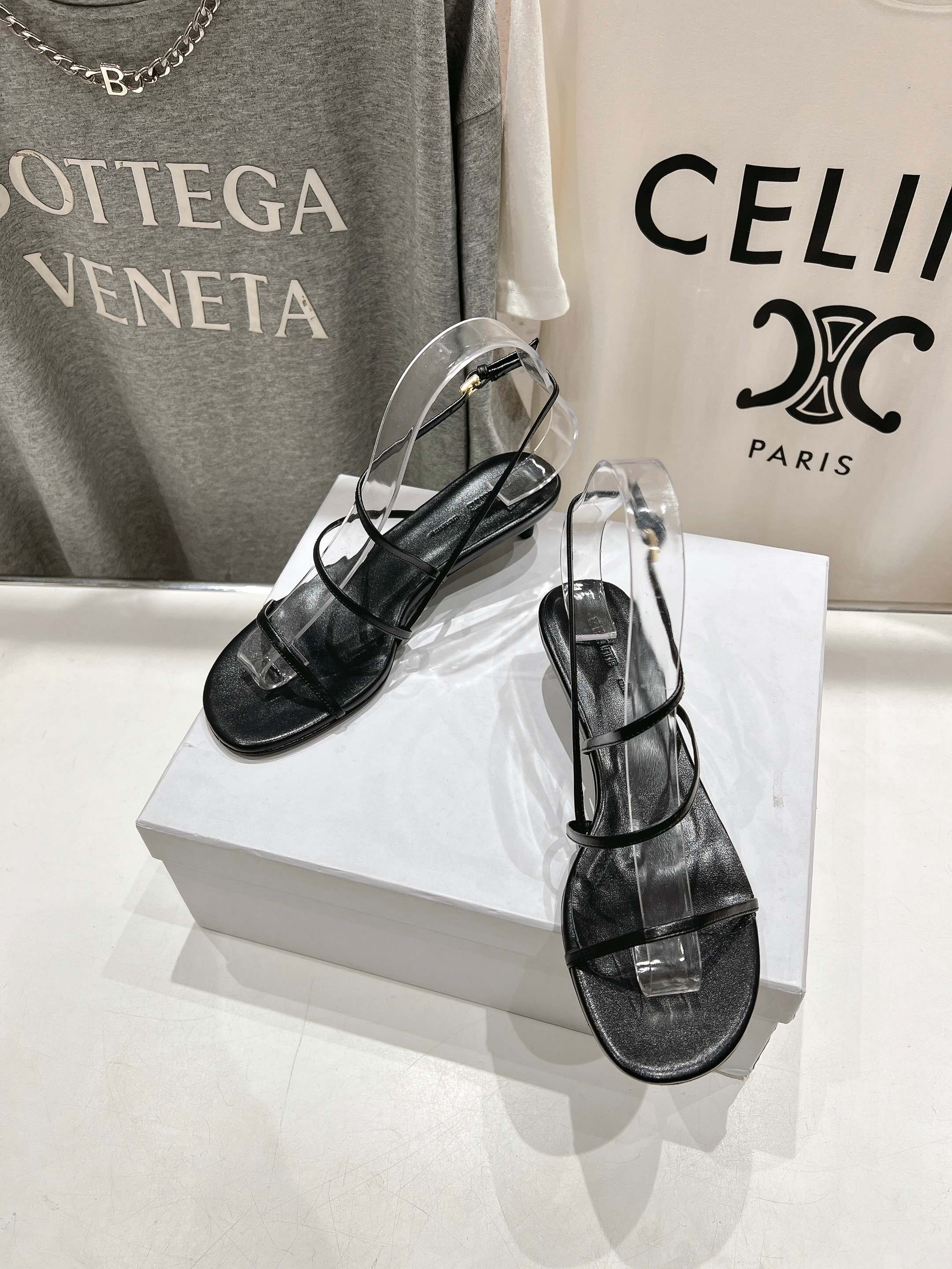 高版本出厂
 「𝐊𝐇𝐀𝐈𝐓𝐄」「KHAITE」25ss/夏季·宝藏款拖鞋··极简百搭款，上脚巨美巨好看·