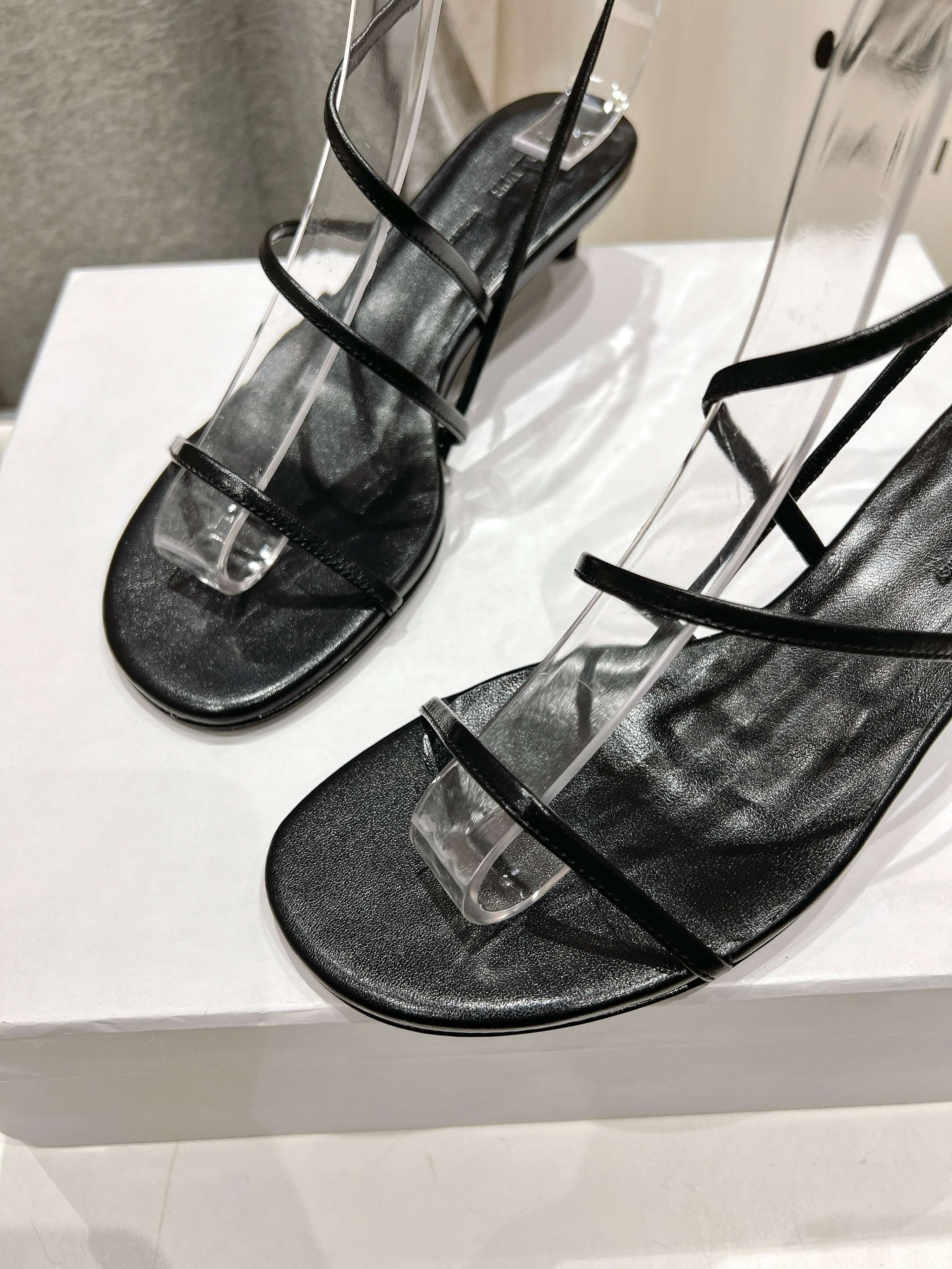 高版本出厂
 「𝐊𝐇𝐀𝐈𝐓𝐄」「KHAITE」25ss/夏季·宝藏款拖鞋··极简百搭款，上脚巨美巨好看·