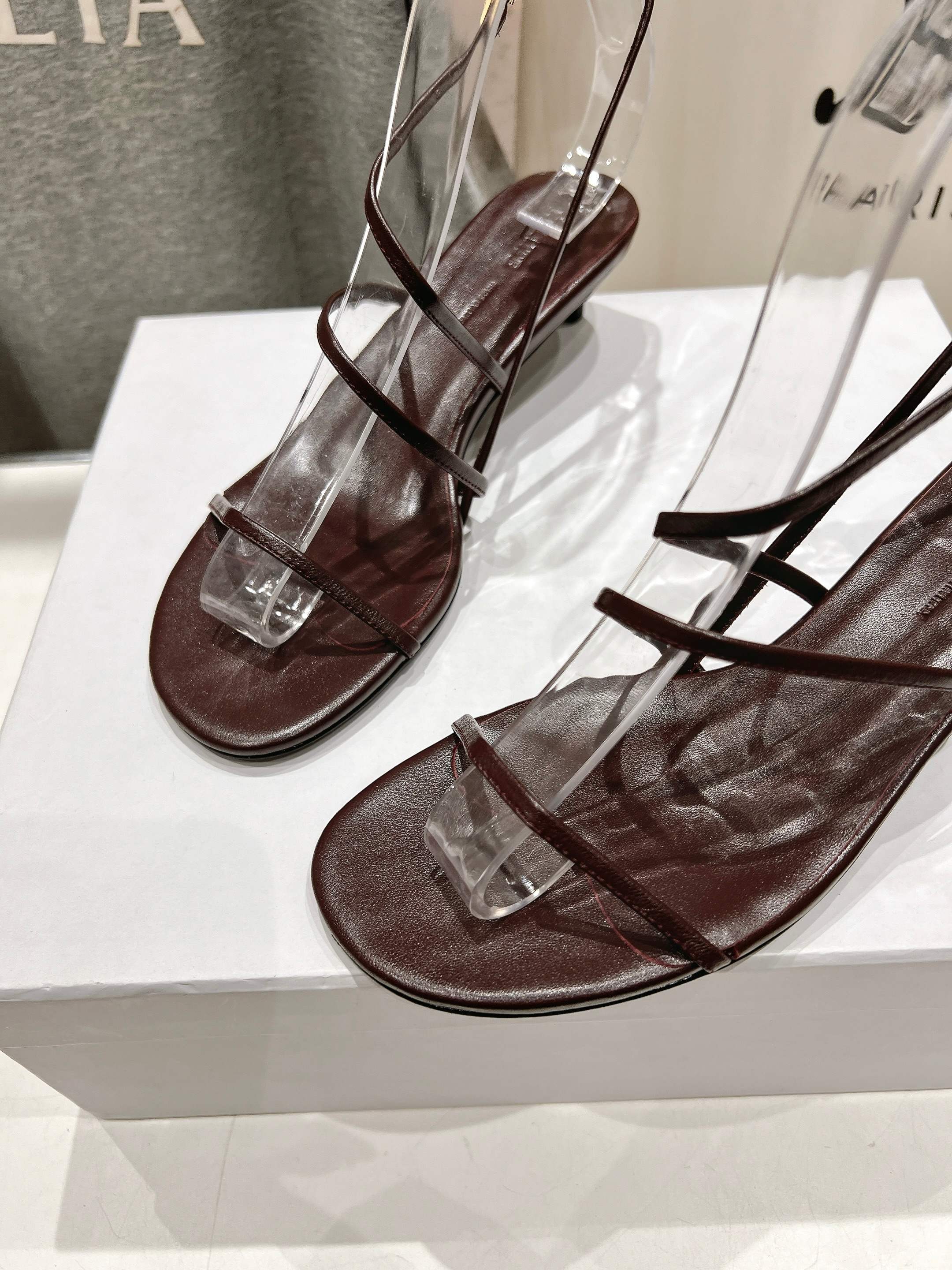 高版本出厂
 「𝐊𝐇𝐀𝐈𝐓𝐄」「KHAITE」25ss/夏季·宝藏款拖鞋··极简百搭款，上脚巨美巨好看·