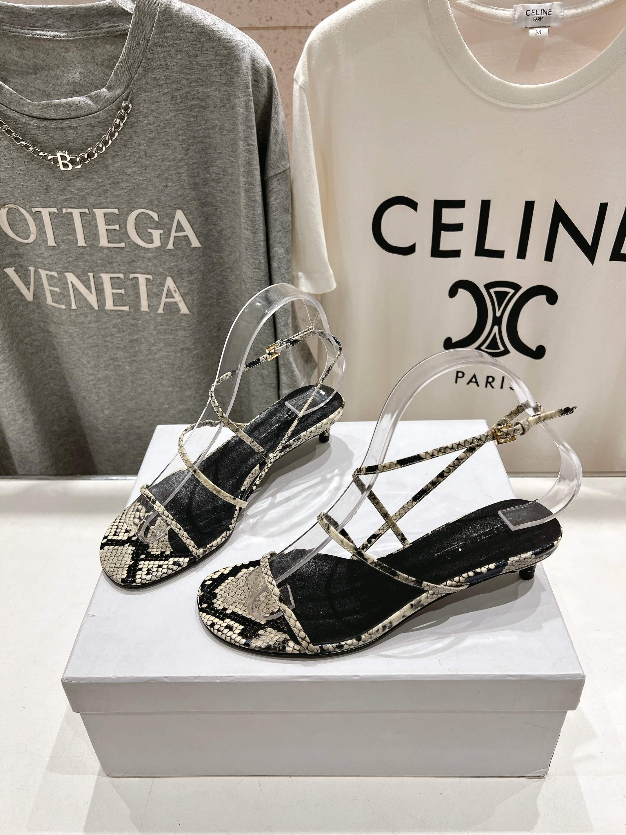 高版本出厂
 「𝐊𝐇𝐀𝐈𝐓𝐄」「KHAITE」25ss/夏季·宝藏款拖鞋··极简百搭款，上脚巨美巨好看·
