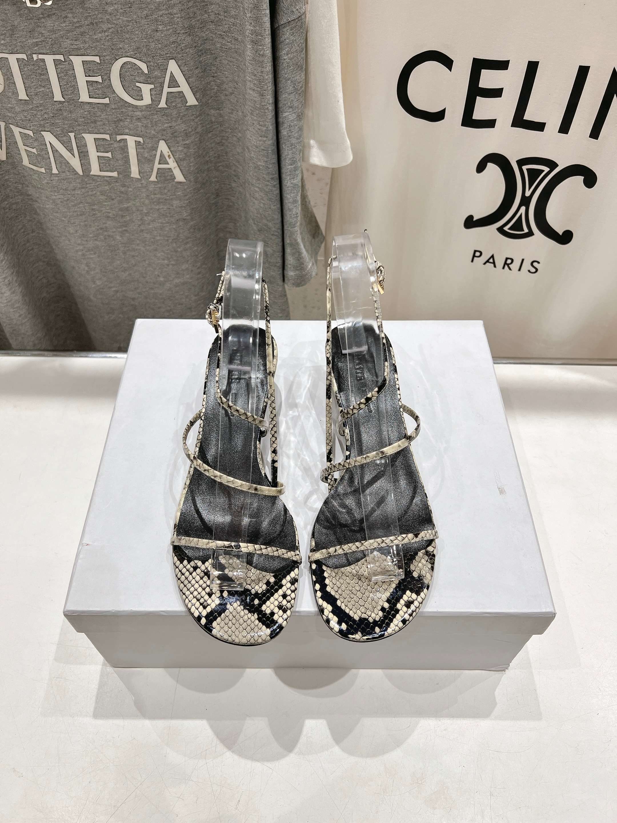 高版本出厂
 「𝐊𝐇𝐀𝐈𝐓𝐄」「KHAITE」25ss/夏季·宝藏款拖鞋··极简百搭款，上脚巨美巨好看·