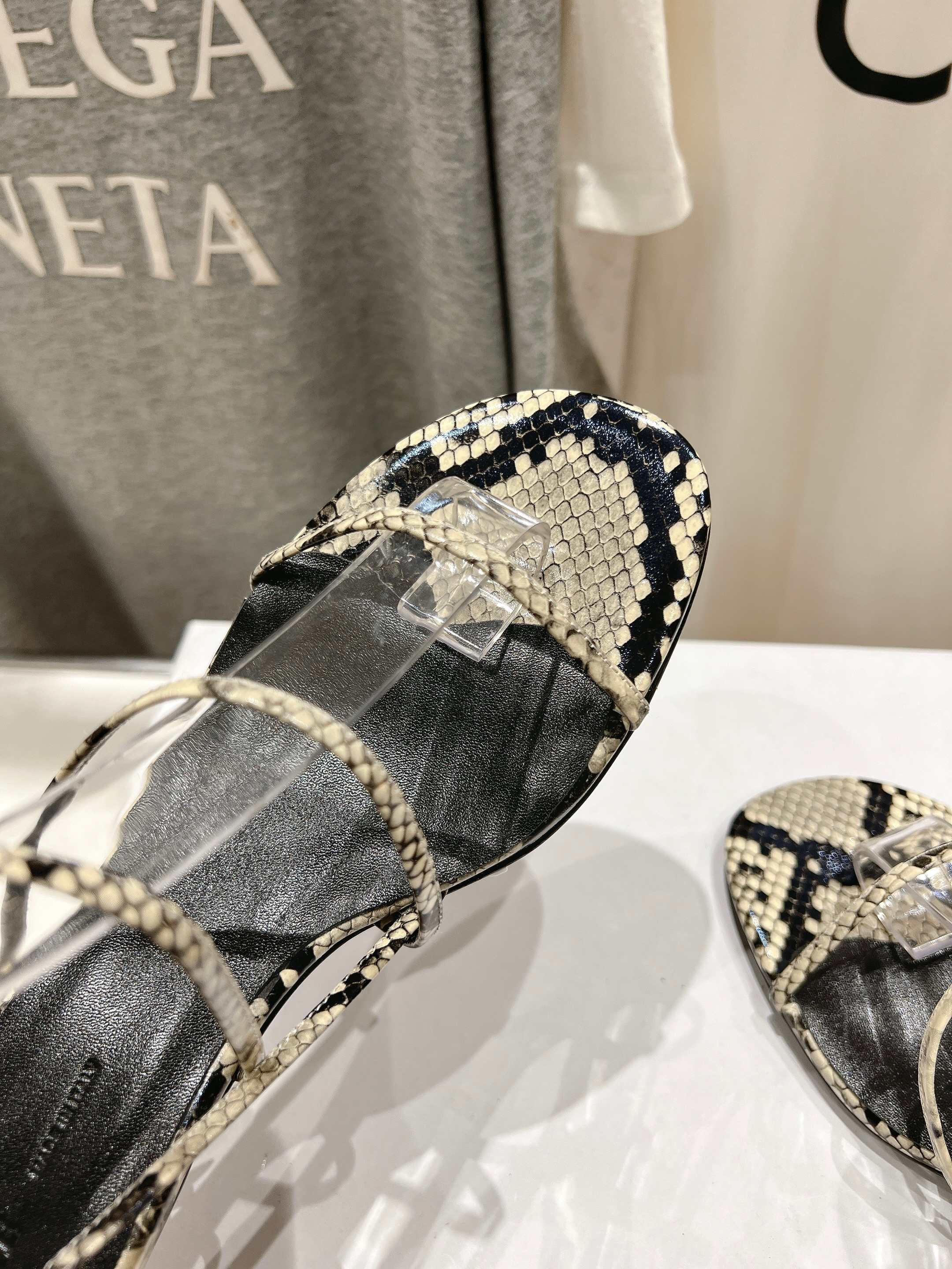 高版本出厂
 「𝐊𝐇𝐀𝐈𝐓𝐄」「KHAITE」25ss/夏季·宝藏款拖鞋··极简百搭款，上脚巨美巨好看·