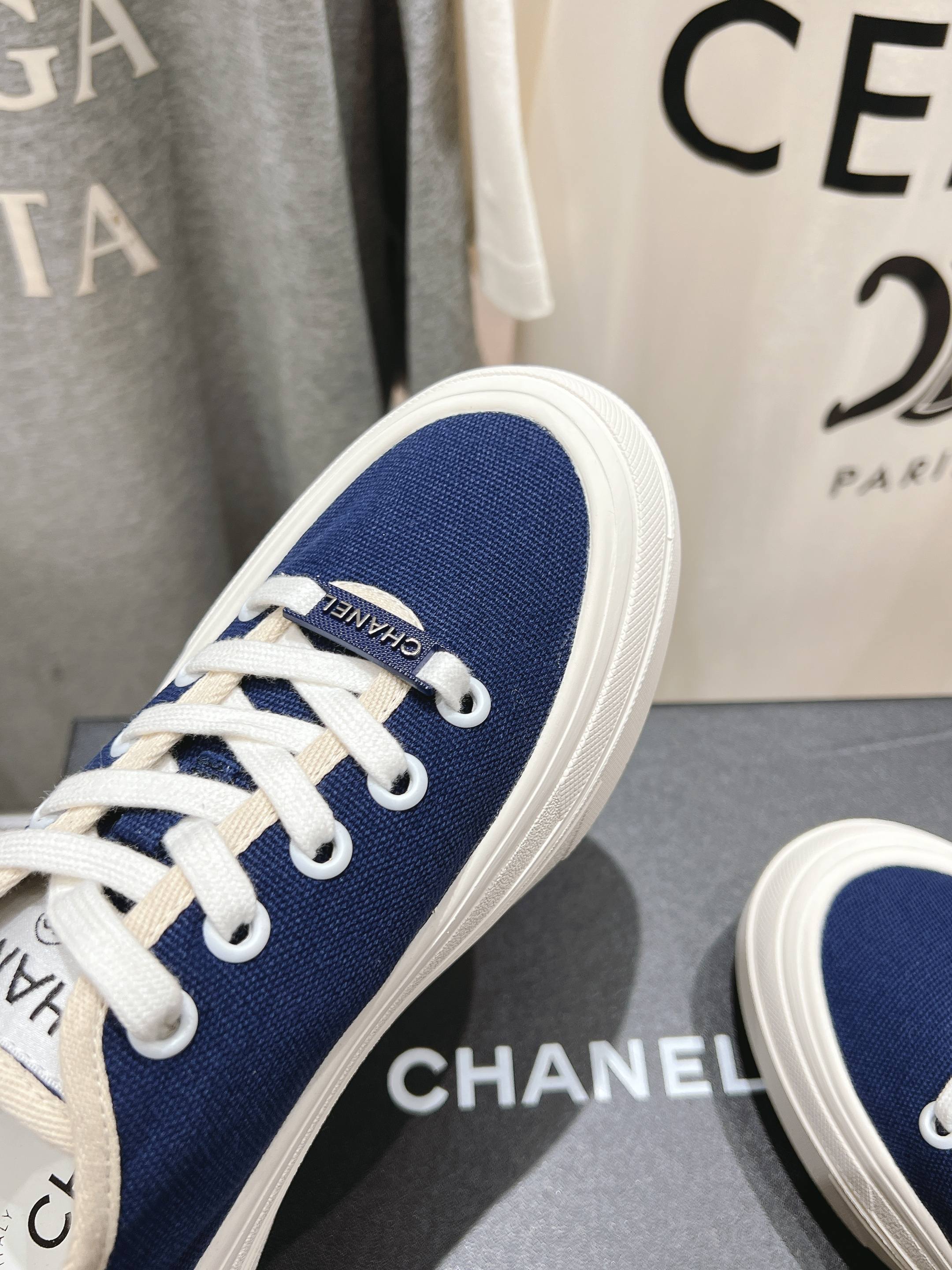 高版本出厂  
  Chanel* 小香2025ss最新休闲鞋，目前超级流行的饼干鞋
网红明星小红书狂追