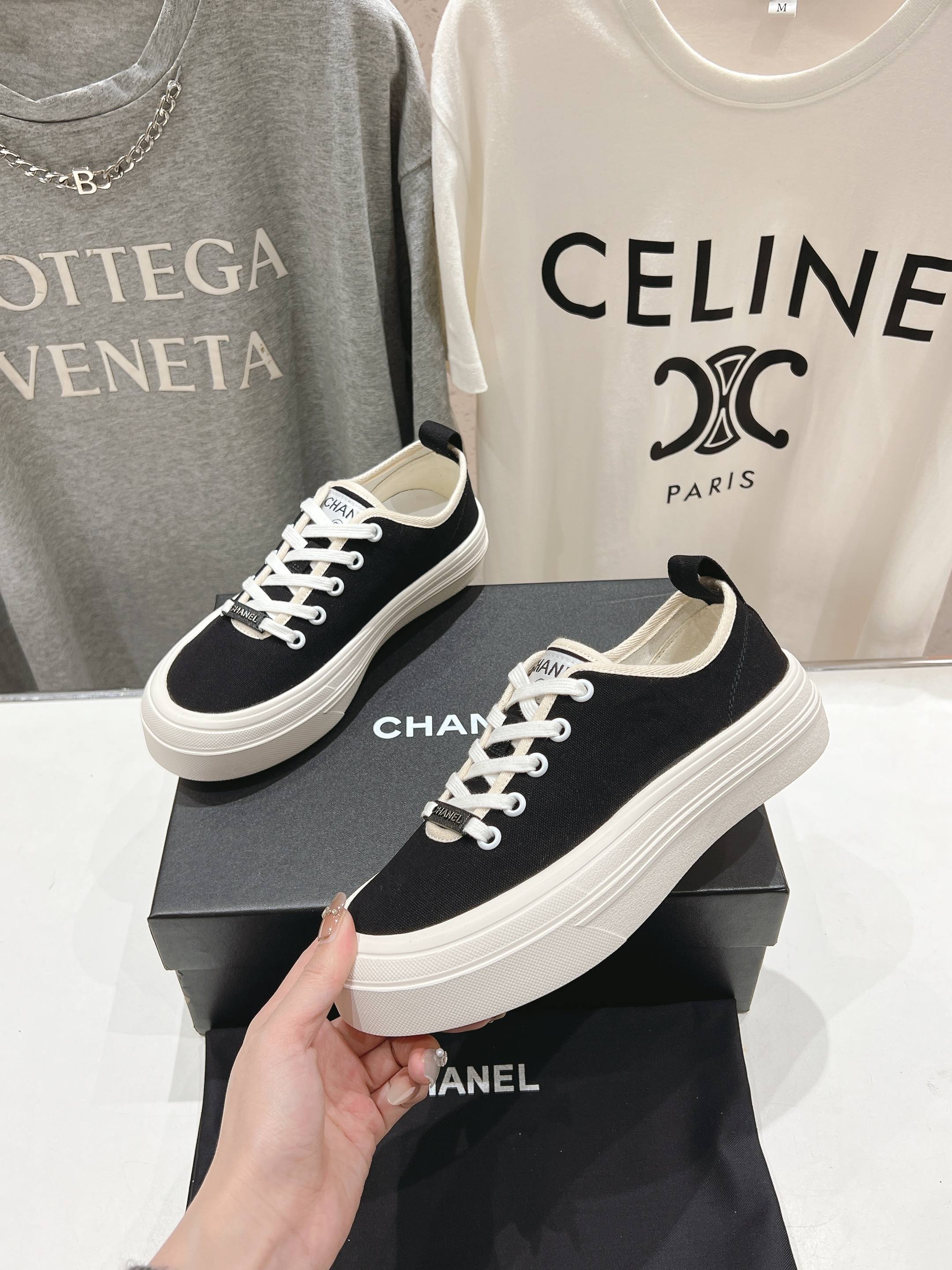 高版本出厂  
  Chanel* 小香2025ss最新休闲鞋，目前超级流行的饼干鞋
网红明星小红书狂追