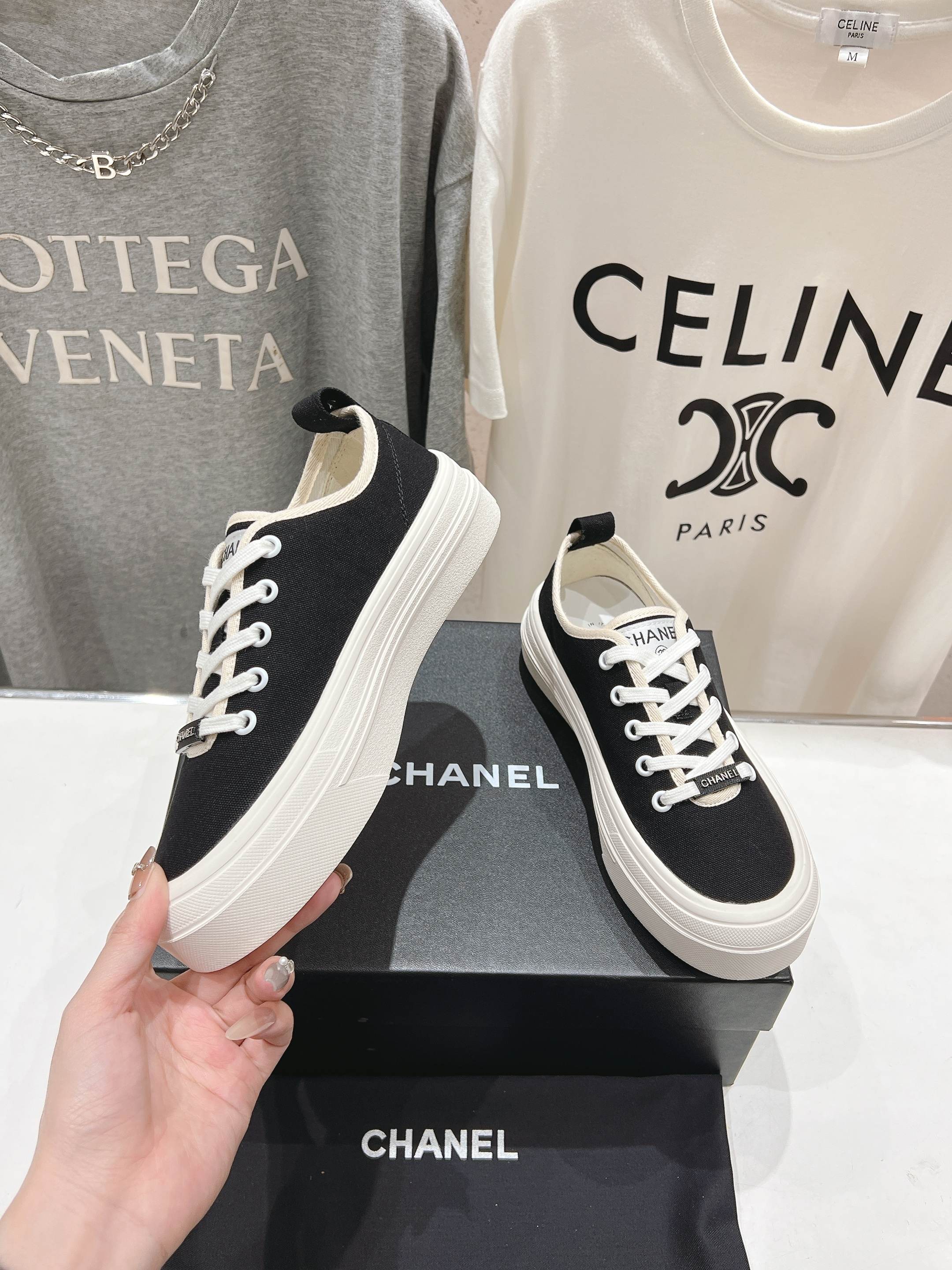 高版本出厂  
  Chanel* 小香2025ss最新休闲鞋，目前超级流行的饼干鞋
网红明星小红书狂追