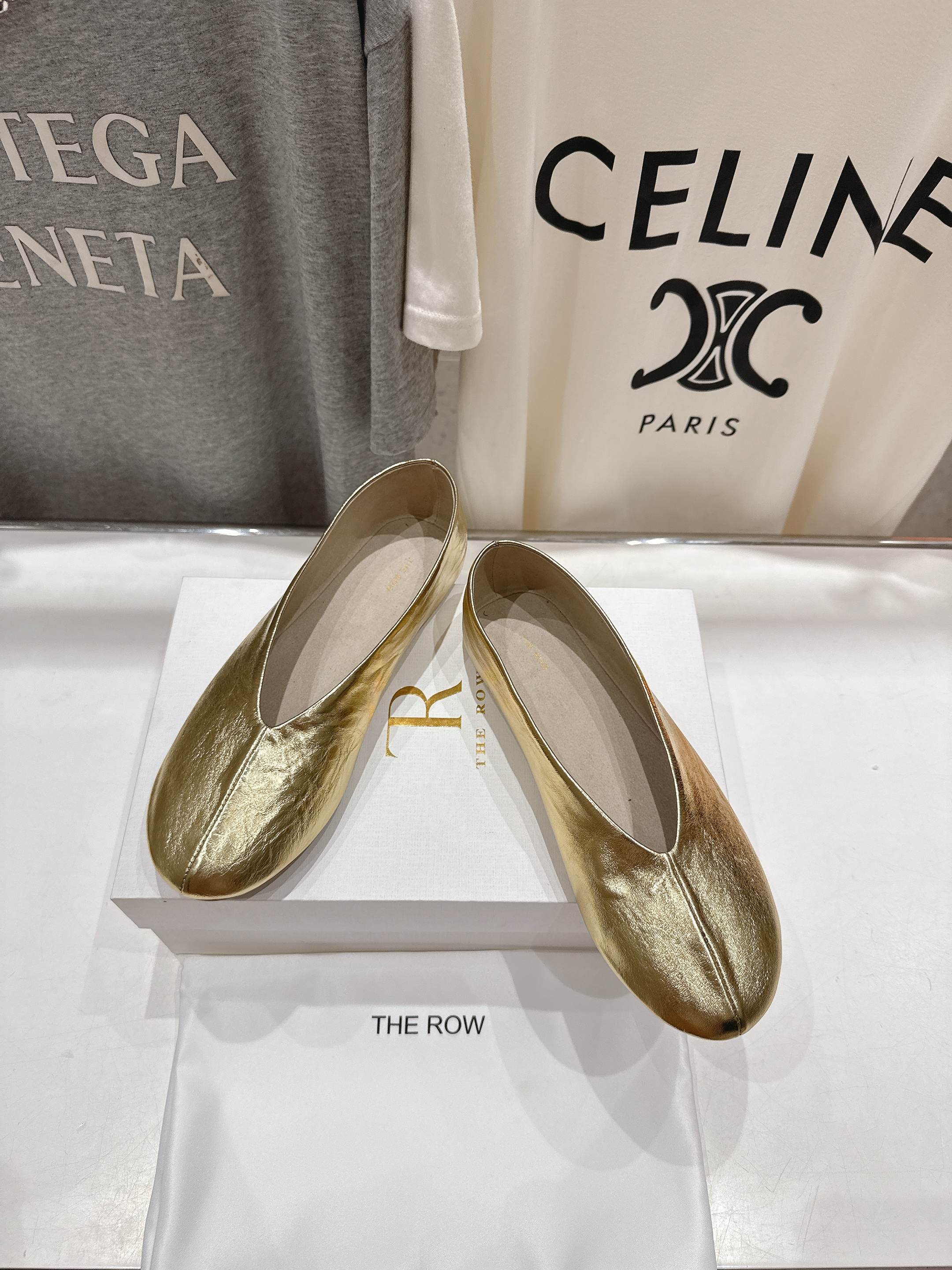高版本出厂
  The Row 2025ss新品爆款平底玛丽珍乐福鞋一脚蹬单鞋复古穆勒鞋
非常舒服的一款