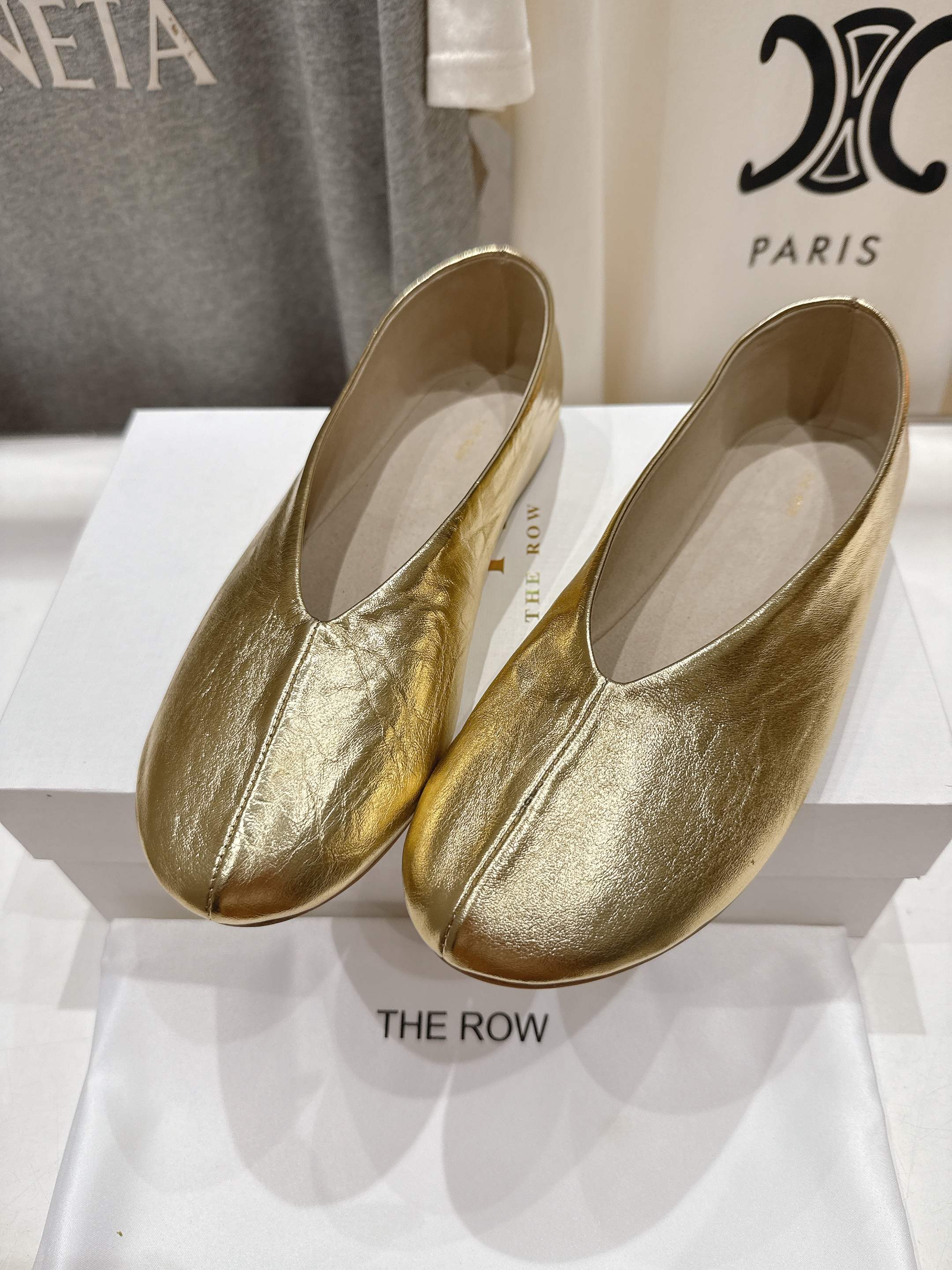 高版本出厂
  The Row 2025ss新品爆款平底玛丽珍乐福鞋一脚蹬单鞋复古穆勒鞋
非常舒服的一款