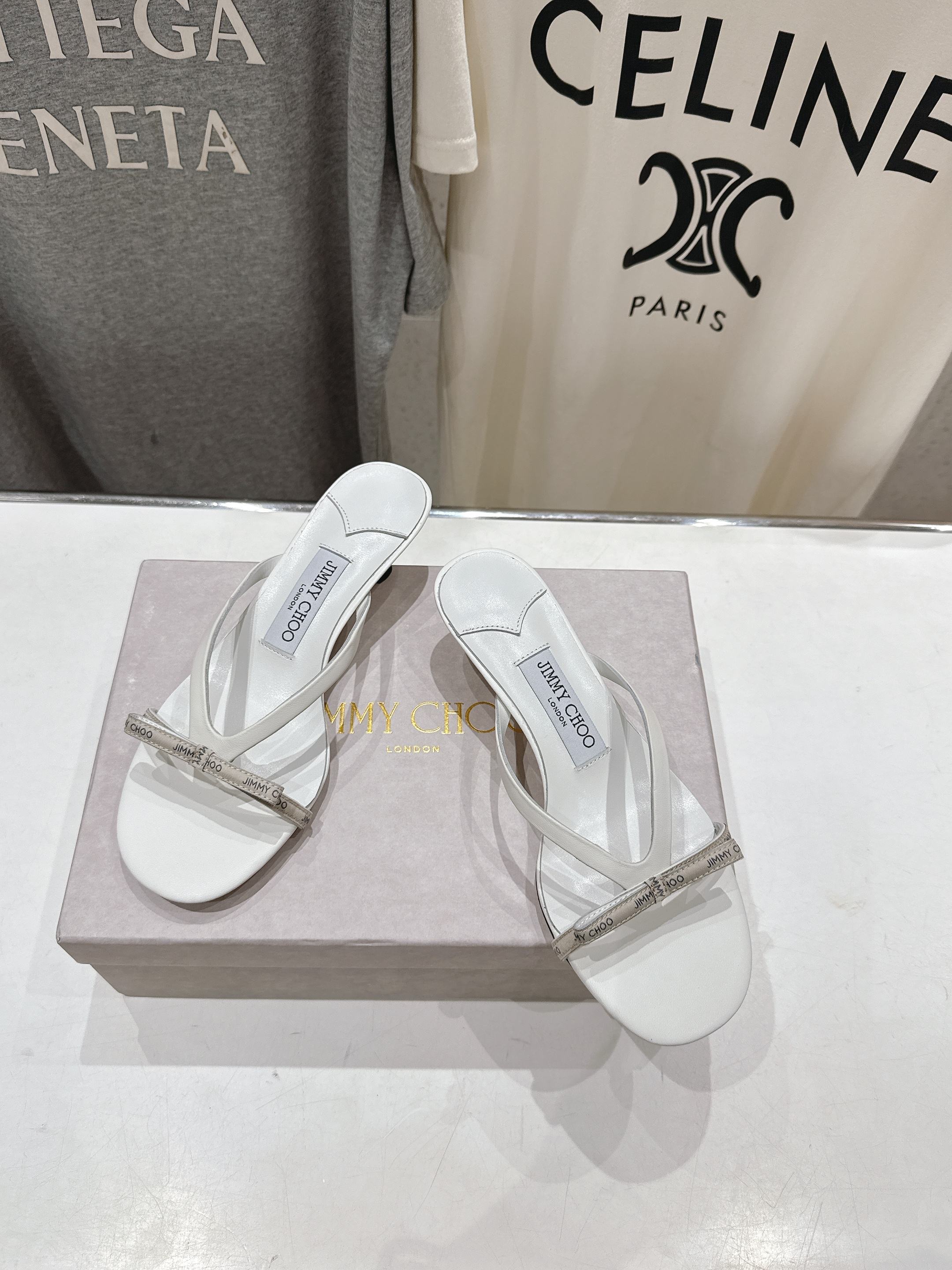 高版本出厂
  JIMMY CHOO｜JC/吉米周2025ss新款简约高跟鞋拖鞋

原版套楦，完美的线条