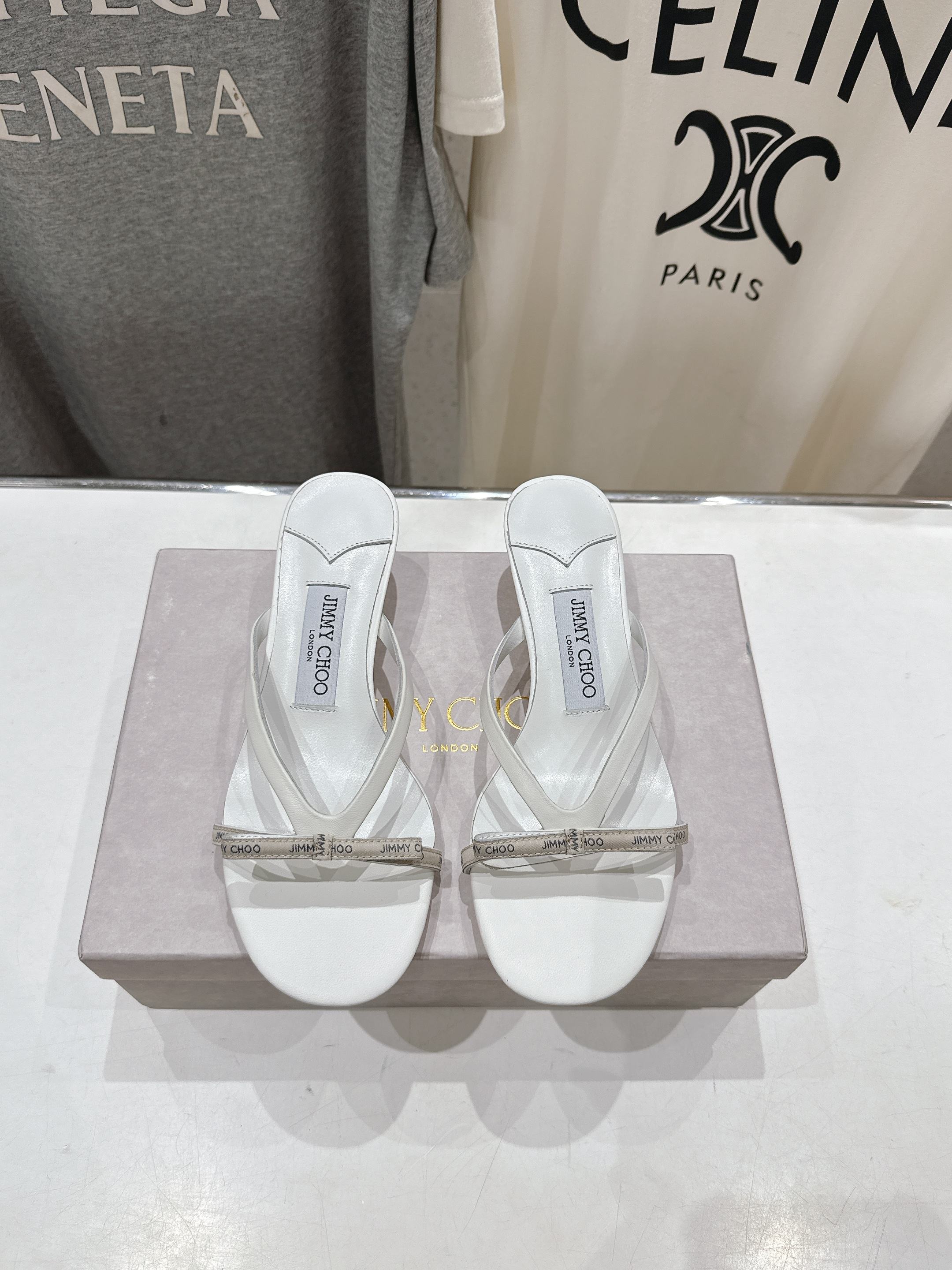 高版本出厂
  JIMMY CHOO｜JC/吉米周2025ss新款简约高跟鞋拖鞋

原版套楦，完美的线条