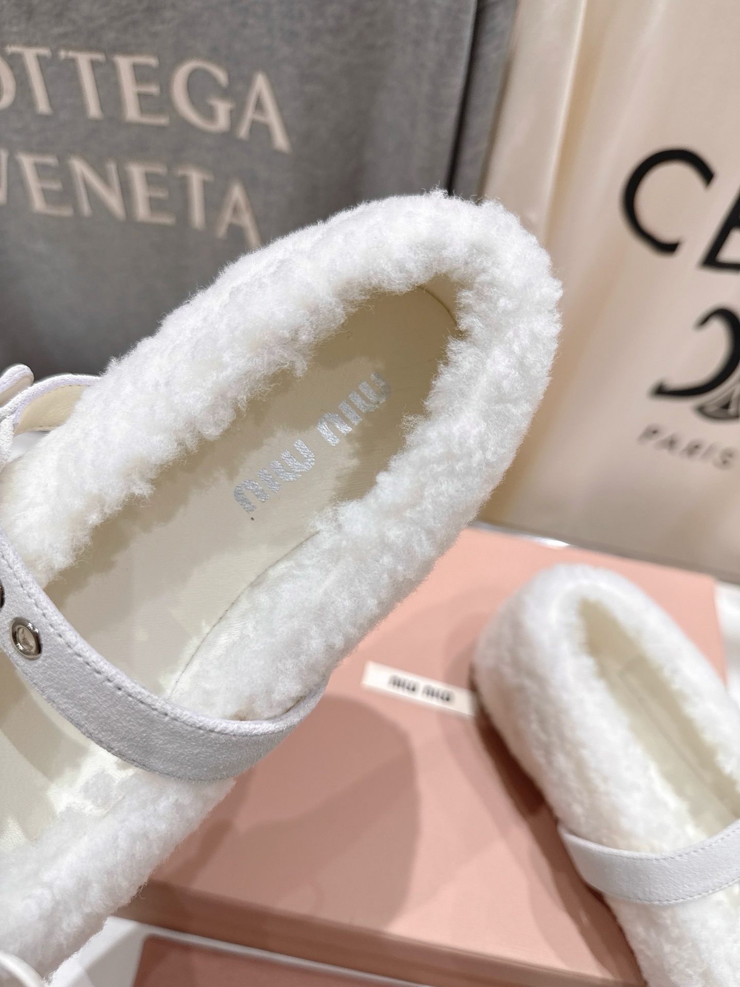 高版本出厂 MiuMiu/缪缪F033 2025ss新款法式仙女玛丽珍平底毛毛鞋这款芭蕾平底鞋亮相202