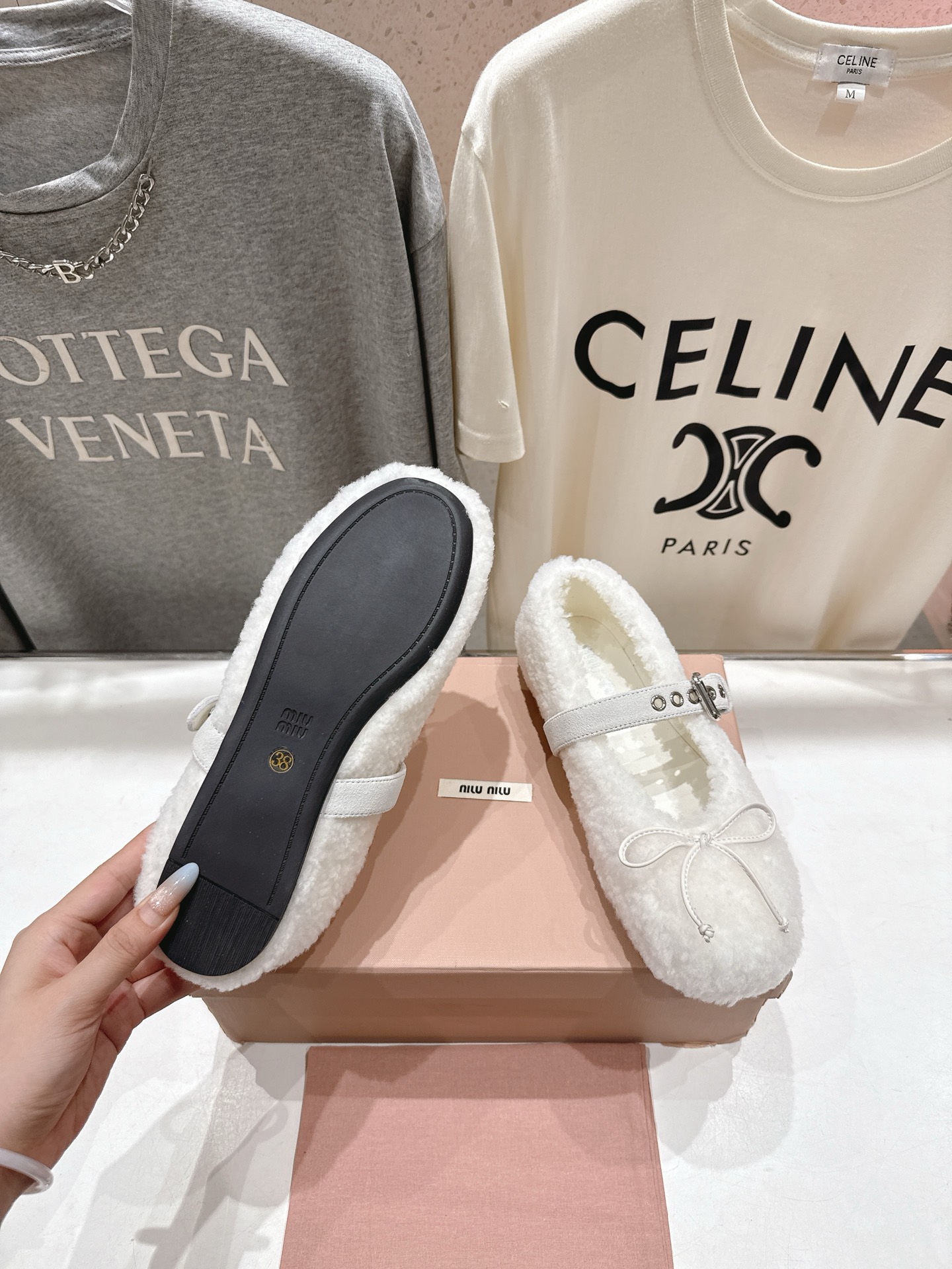 高版本出厂 MiuMiu/缪缪F033 2025ss新款法式仙女玛丽珍平底毛毛鞋这款芭蕾平底鞋亮相202