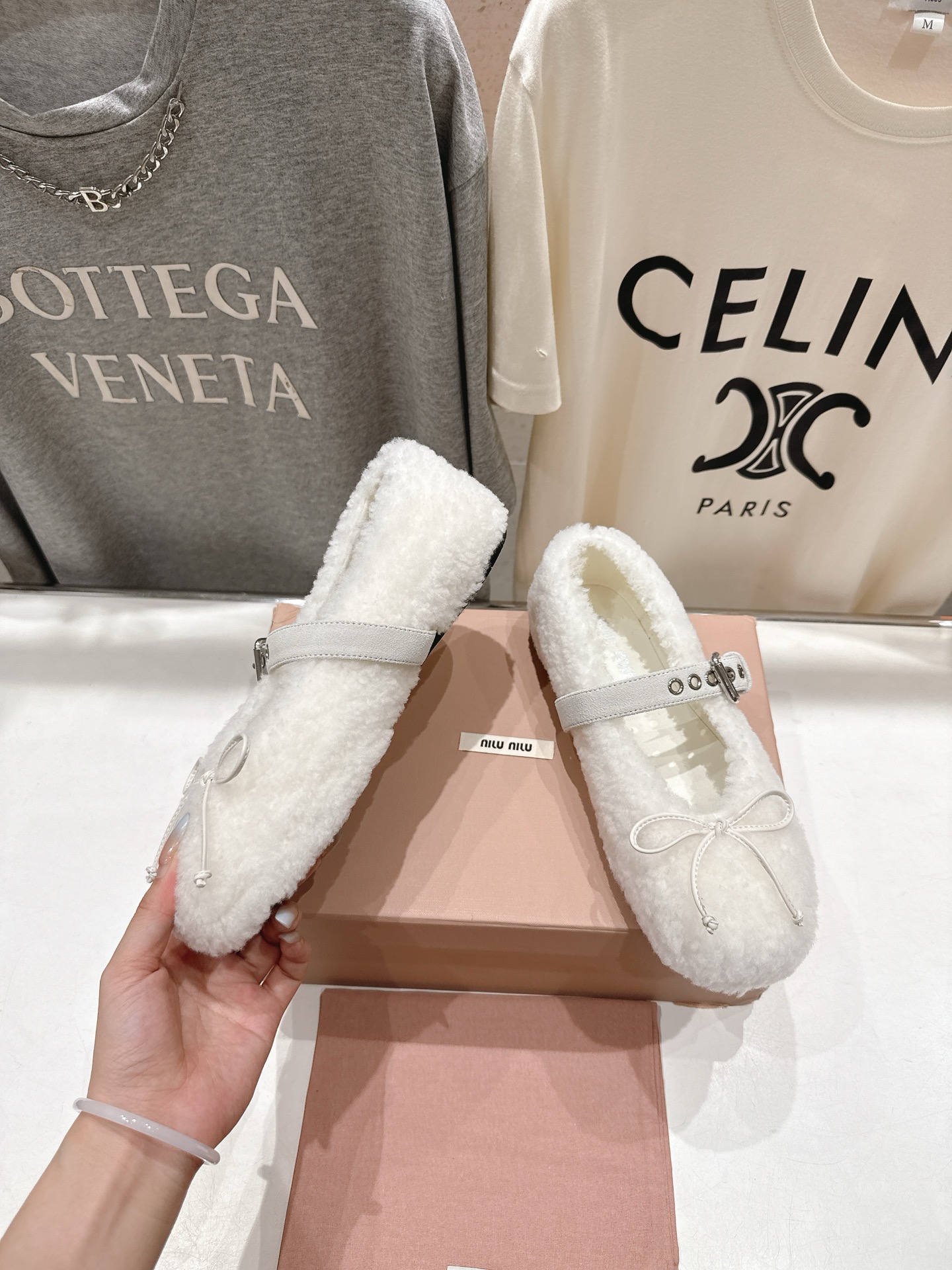 高版本出厂 MiuMiu/缪缪F033 2025ss新款法式仙女玛丽珍平底毛毛鞋这款芭蕾平底鞋亮相202