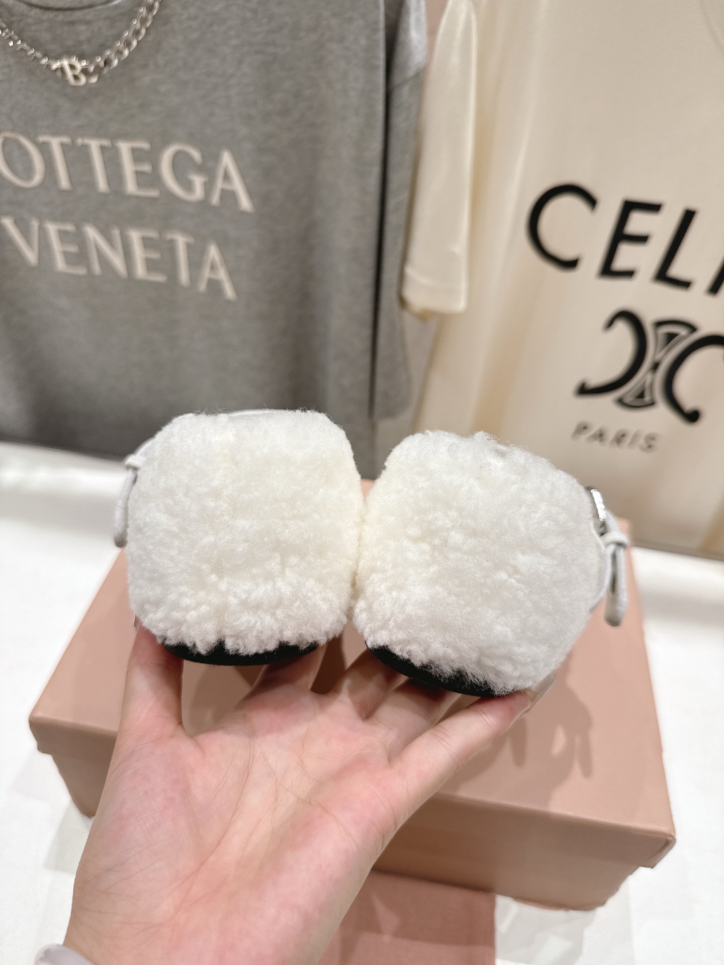 高版本出厂 MiuMiu/缪缪F033 2025ss新款法式仙女玛丽珍平底毛毛鞋这款芭蕾平底鞋亮相202