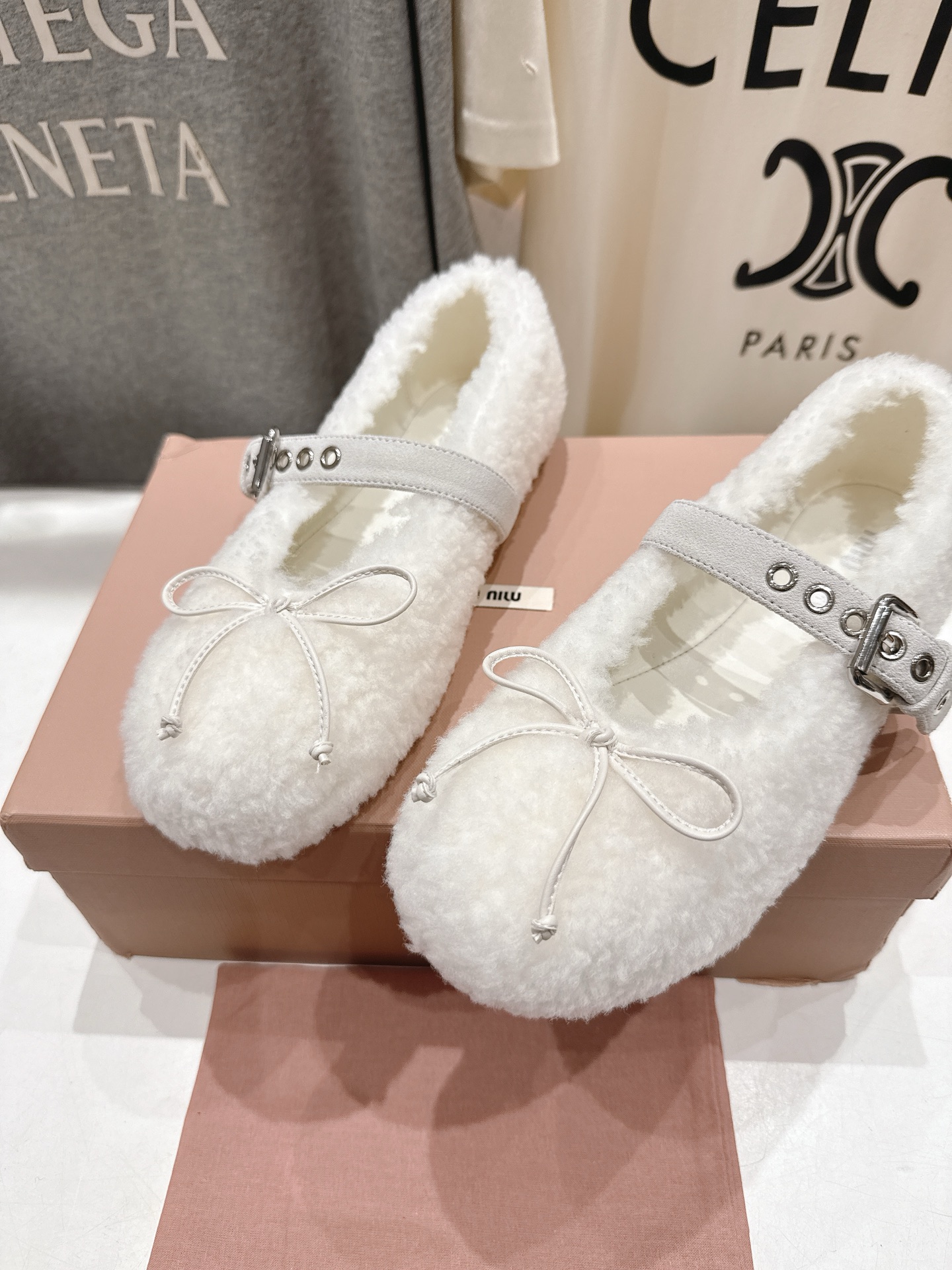 高版本出厂 MiuMiu/缪缪F033 2025ss新款法式仙女玛丽珍平底毛毛鞋这款芭蕾平底鞋亮相202