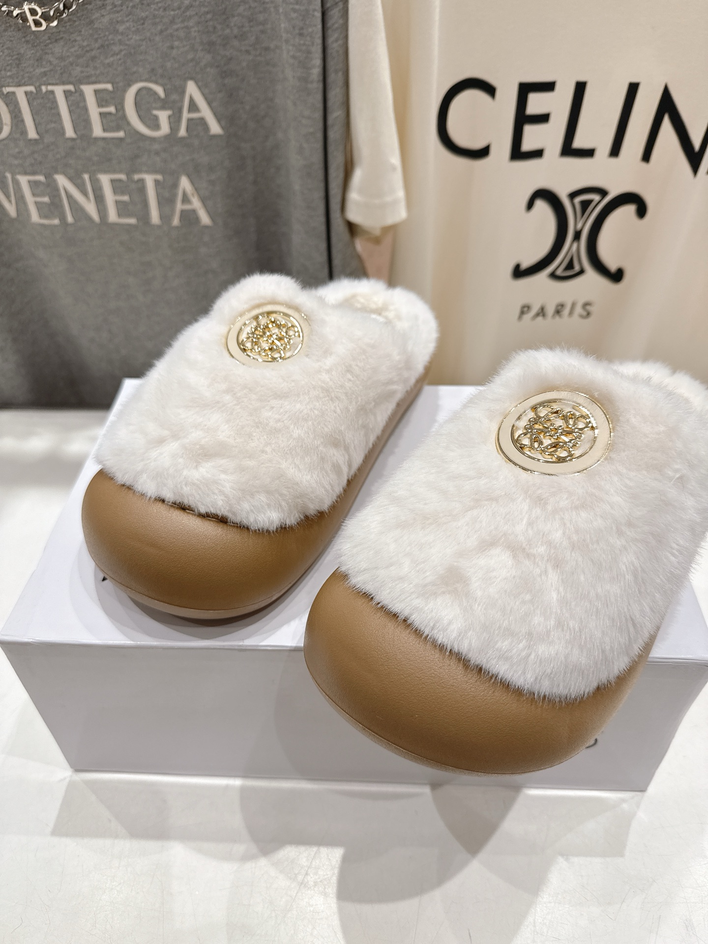 高版本出厂 LOEWE/罗意威F036 2025ss秋冬新款一脚蹬勃肯半包毛毛拖鞋 舒适度极高，非常具有