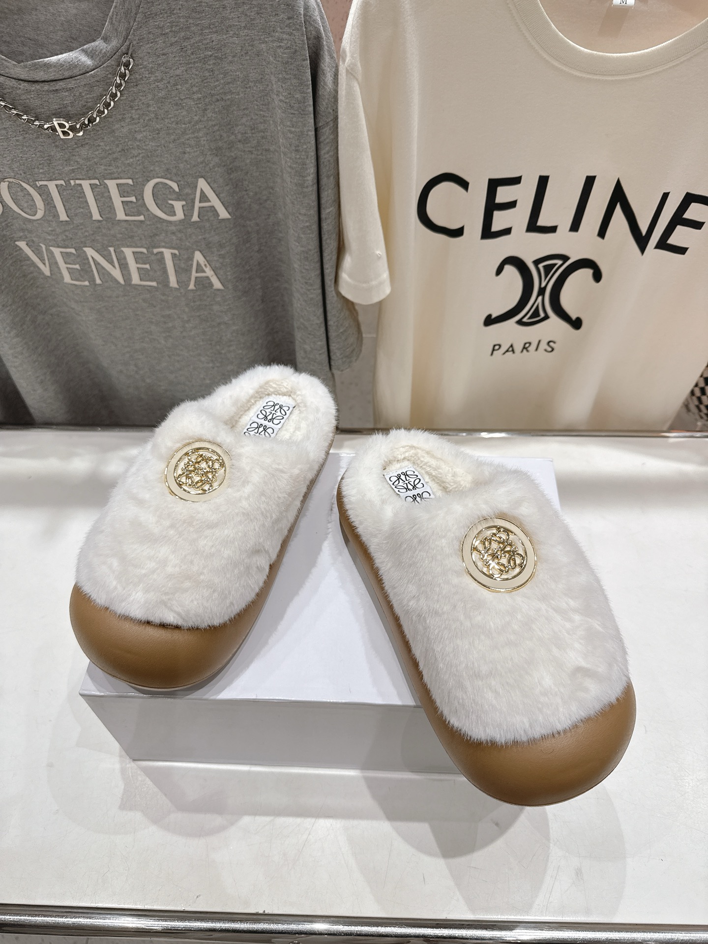 高版本出厂 LOEWE/罗意威F036 2025ss秋冬新款一脚蹬勃肯半包毛毛拖鞋 舒适度极高，非常具有