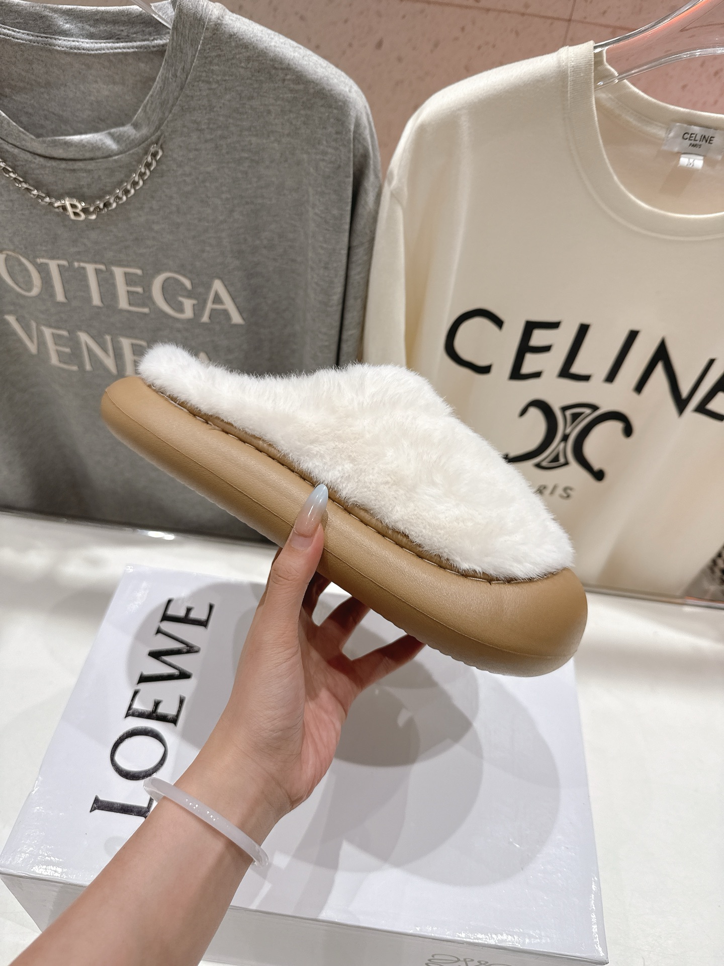 高版本出厂 LOEWE/罗意威F036 2025ss秋冬新款一脚蹬勃肯半包毛毛拖鞋 舒适度极高，非常具有