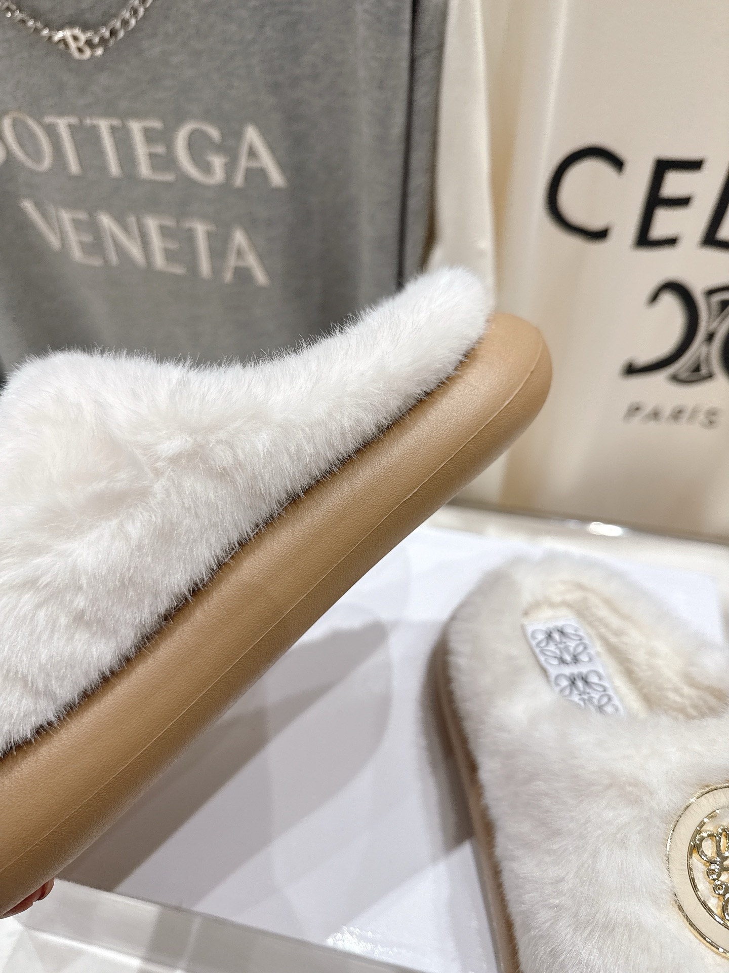 高版本出厂 LOEWE/罗意威F036 2025ss秋冬新款一脚蹬勃肯半包毛毛拖鞋 舒适度极高，非常具有