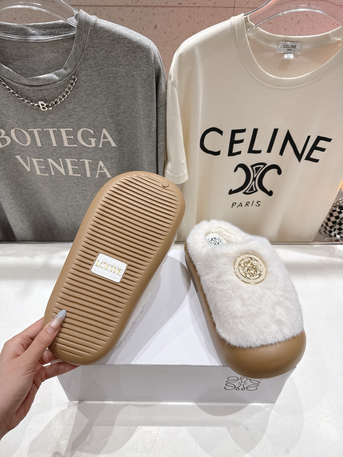 高版本出厂 LOEWE/罗意威F036 2025ss秋冬新款一脚蹬勃肯半包毛毛拖鞋 舒适度极高，非常具有