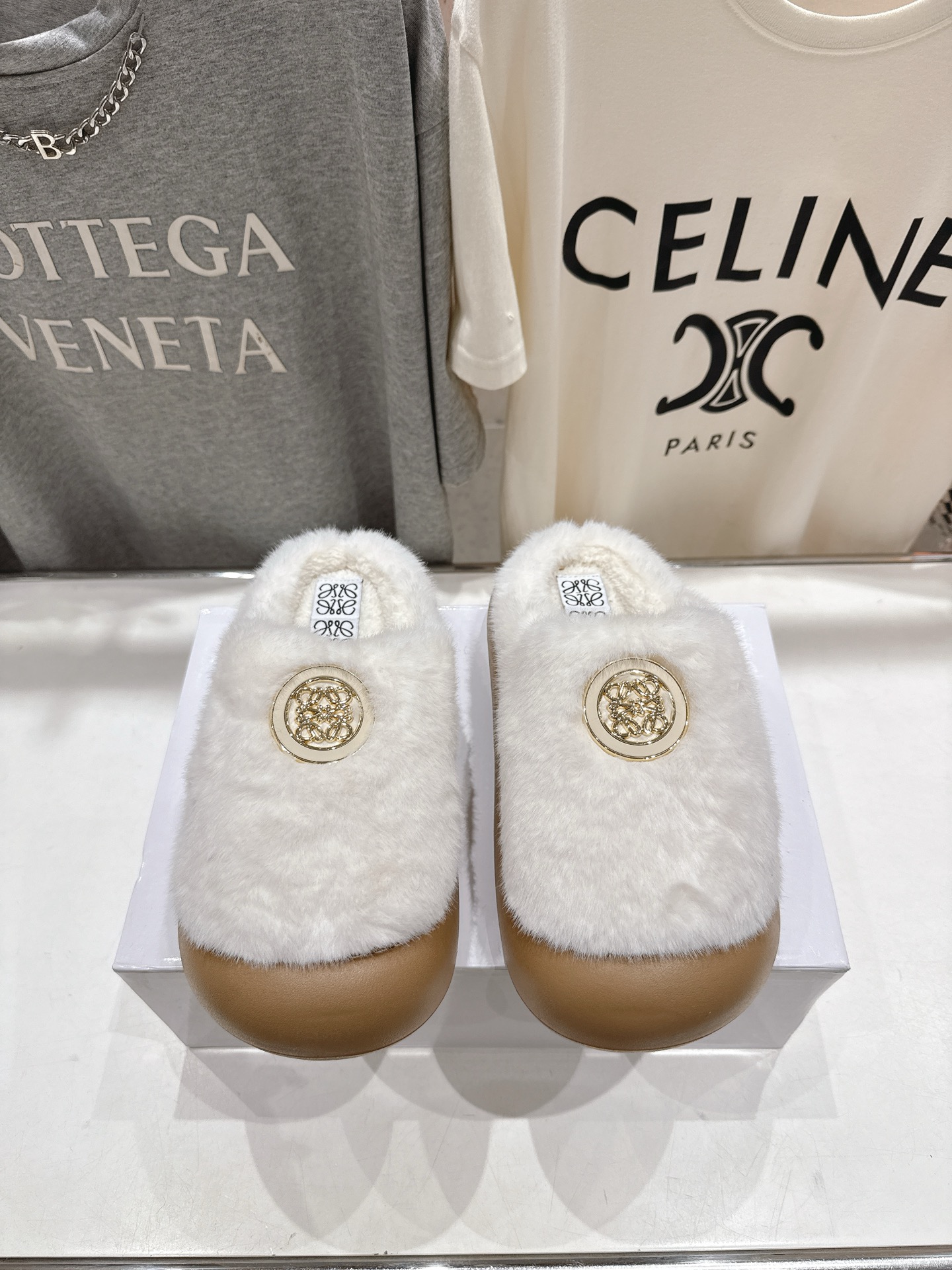 高版本出厂 LOEWE/罗意威F036 2025ss秋冬新款一脚蹬勃肯半包毛毛拖鞋 舒适度极高，非常具有