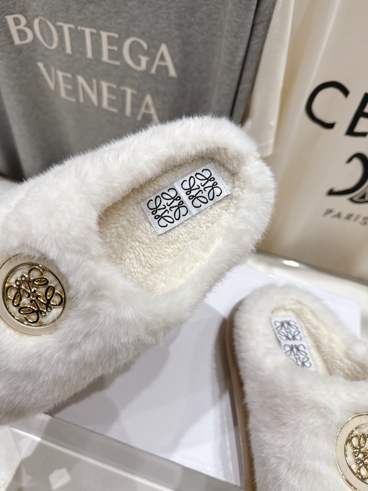 高版本出厂 LOEWE/罗意威F036 2025ss秋冬新款一脚蹬勃肯半包毛毛拖鞋 舒适度极高，非常具有