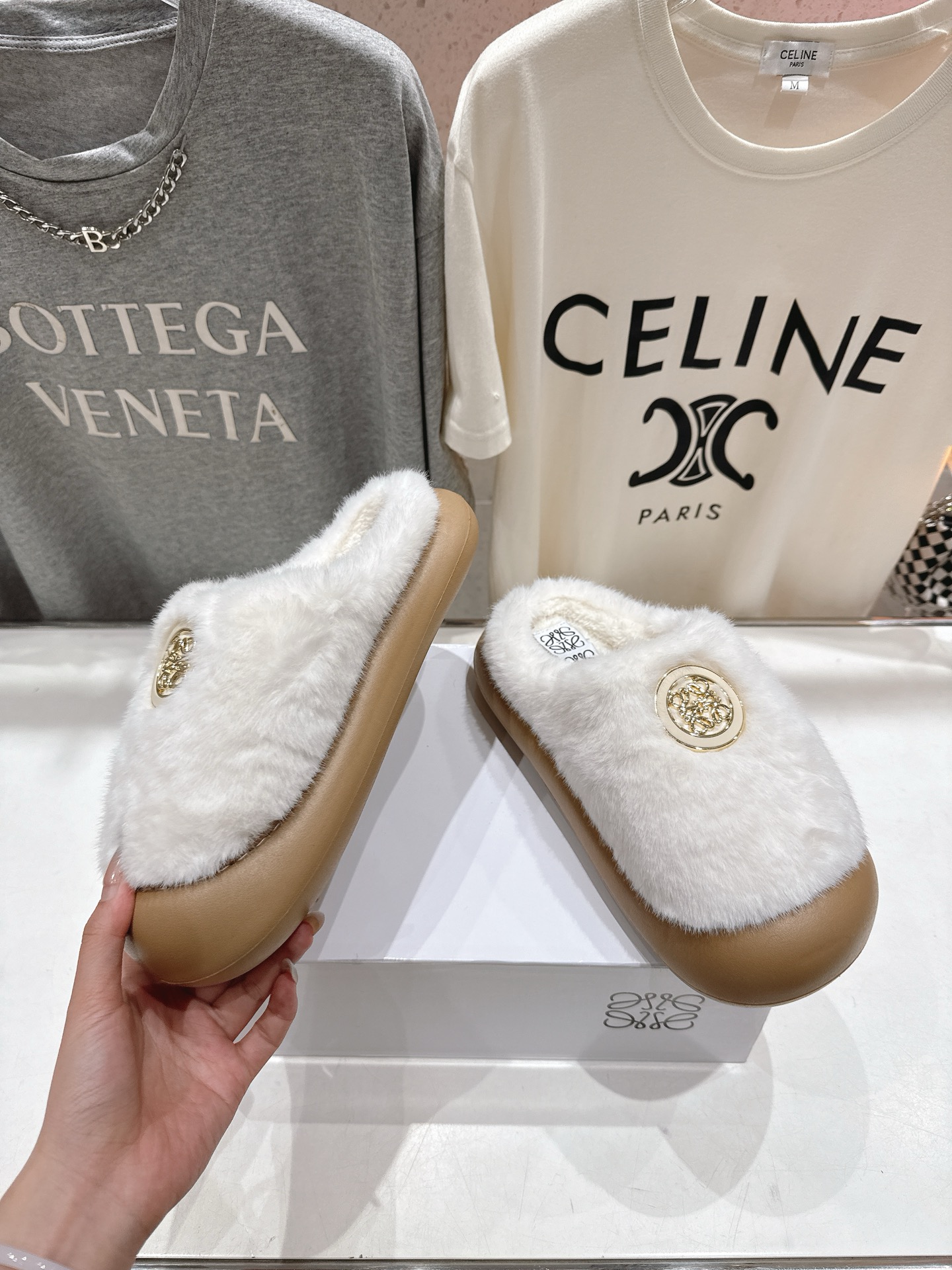 高版本出厂 LOEWE/罗意威F036 2025ss秋冬新款一脚蹬勃肯半包毛毛拖鞋 舒适度极高，非常具有