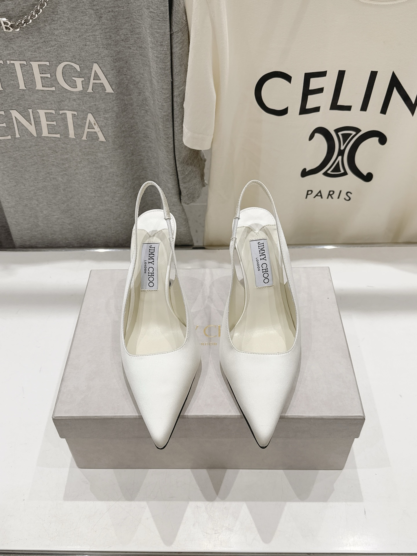 NO:922066,High version JIMMY CHOO*｜JC/Jimmy Zhou 2026ss new simple pointed toe lady style high-heeled shoes sandals Original last, perfect lines, simple and elegant upper foot, thick heels are comfortable and versatile, can also lengthen the legs, make the legs taller, slimmer and longer, JC is the best at girls, sweet, but also adds seductive sexiness. Material imported silk/imported sheepskin, lining imported crystal sheepskin, sole Italian leather outsole, heel height 8.5cm  Size 35-39 (40 41 42 custom-made, non-returnable), high heels and sandals, jimmy choo, jimmy choo, sandals, high heels, sheepskin, real silk, Leather soles19860909高版本  JIMMY CHOO*｜JC/吉米周2026ss新款简约尖头淑女风高跟鞋凉鞋 原版套楦,完美的线条,简约大气上脚显气质粗跟舒适百搭,还能拉长双腿显高显瘦显腿长,JC最擅长的女生甜美,更是添加了诱惑的性感 面料进口真丝/进口羊皮 内里进口水晶羊皮 鞋底意大利真皮大底 跟高8.5cm 尺码35-39（40 41 42订做不退换）,高跟鞋凉鞋,jimmy choo,jimmy choo,sandals,high heels,sheepskin,real silk,Leather soles,Women's Shoes