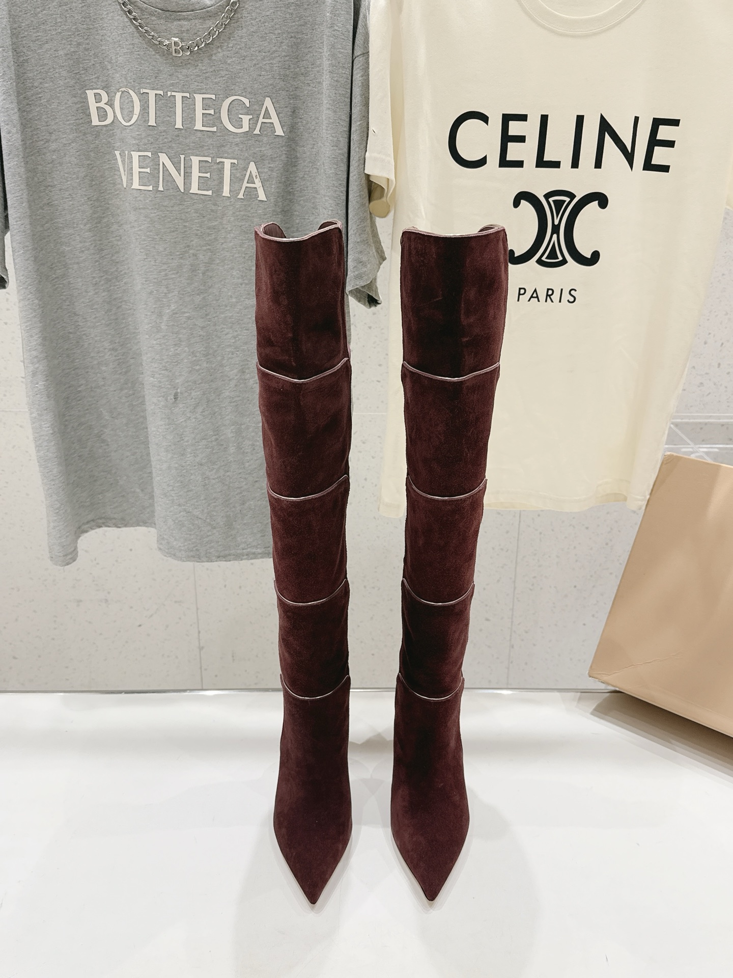 NO:926712,High version Gianvito Rossi/Gianvito Rossi F025 2026ss autumn and winter new sexy high-heeled pointed toe over-the-knee boots folding boots Gianvito Rossi GR inherits its traditional Italian craftsmanship, focusing on exquisite details to create an elegant and feminine look. The stacked folds at the feet super modify the ankle lines, and the right height shows the slender legs. A classic and versatile pair of boots suitable for the entire wardrobe. Very noble and elegant to wear. Material: high mercerized suede cowhide  Inner foot pads imported sheepskin, heel height 9.5cm, outsole imported genuine leather outsole from Italy, size 35-40 (40.41 customized, non-refundable), boots, boots, cowhide, sheepskin, Leather soles19860909高版本  Gianvito Rossi/吉安维托·罗西 F025 2026ss秋冬新款性感高跟尖头过膝长靴折叠靴 Gianvito Rossi GR秉承了其传统意大利工艺,专注精巧细节,打造优雅女人味.脚部处的堆折超修饰脚踝线条,恰到好处的筒高非常显腿修长,经典且百搭的一双靴子适配整个衣柜.穿上非常高贵且优雅 材质高丝光反绒牛皮 内里垫脚进口羊皮 跟高9.5cm 大底意大利进口真皮大底 码数35-40（40.41定制不退换）,靴子,boots,cowhide,sheepskin,Leather soles,Women's Shoes