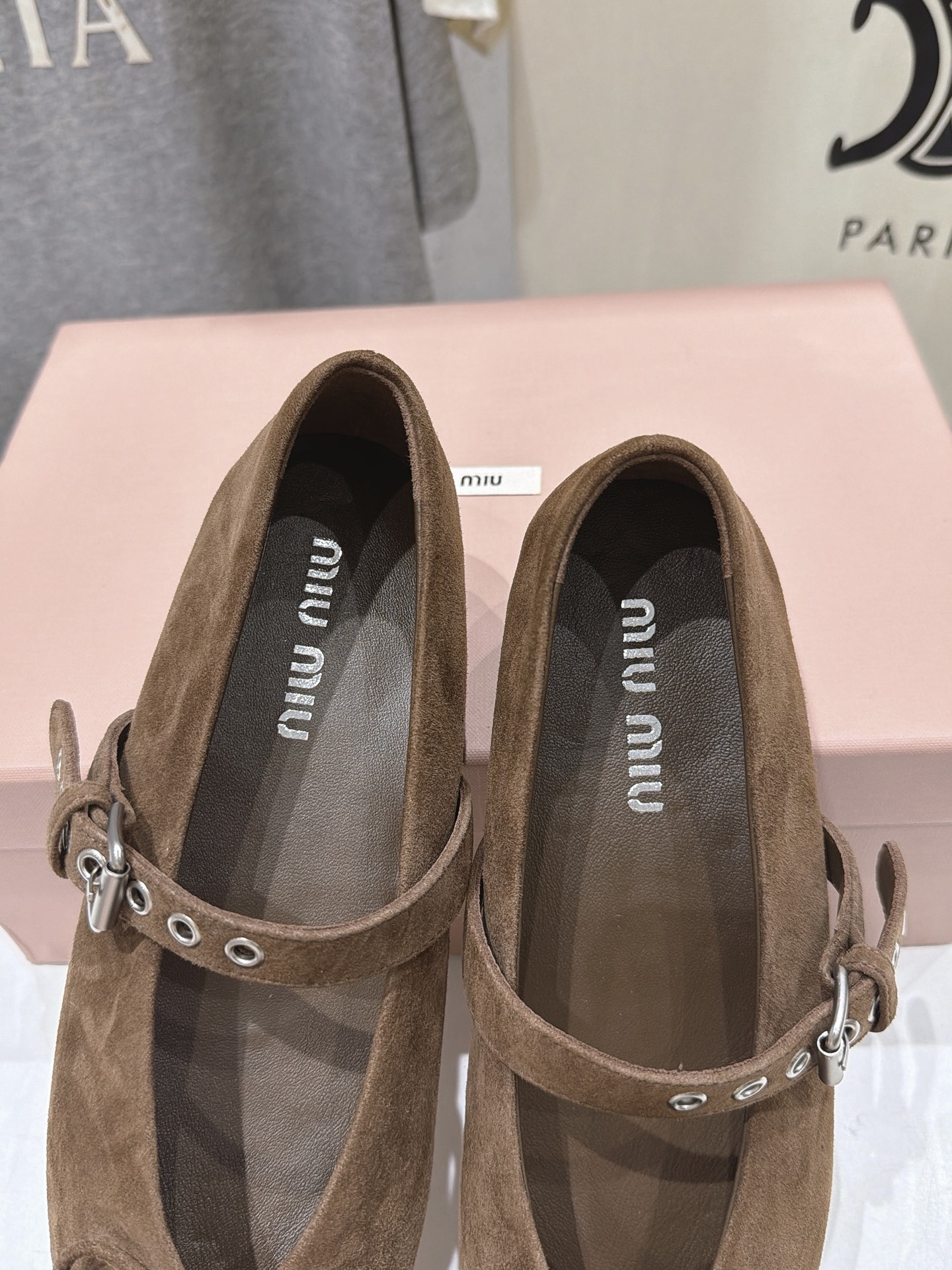 高版本出厂价 MiuMiu/缪缪F033 2026ss秋冬新款尖头玛丽珍平底鞋单鞋 非常低调的一款单鞋 乖巧减龄 上 高版本出厂价 MiuMiu/缪缪F033 2026ss秋冬新款尖头玛丽珍平底鞋单鞋 非常低调的一款单鞋 乖巧减龄 上