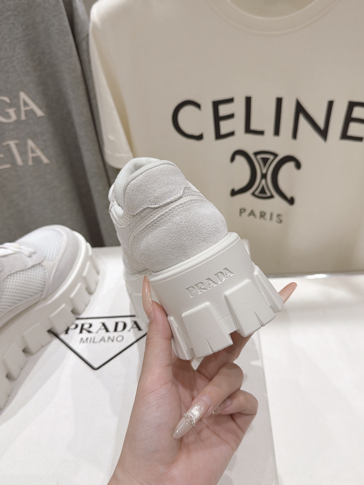 高版本出厂    prada/普拉达 F029 26ss新款系带厚底坦克鞋小白鞋休闲鞋 这款运动鞋延续经久不衰的轮廓，是