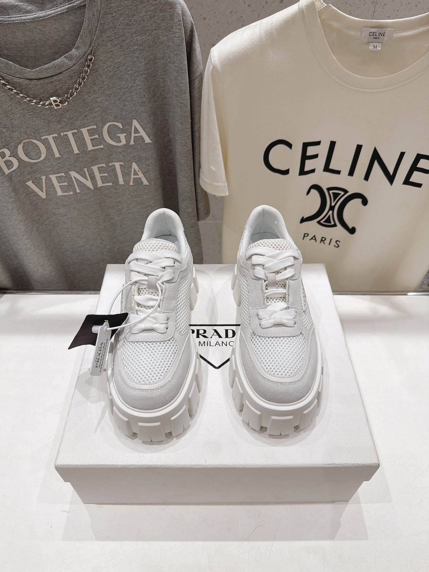 高版本出厂 prada/普拉达 F029 26ss新款系带厚底坦克鞋小白鞋休闲鞋 这款运动鞋延续经久不衰的轮廓,是 高版本出厂 prada/普拉达 F029 26ss新款系带厚底坦克鞋小白鞋休闲鞋 这款运动鞋延续经久不衰的轮廓,是
