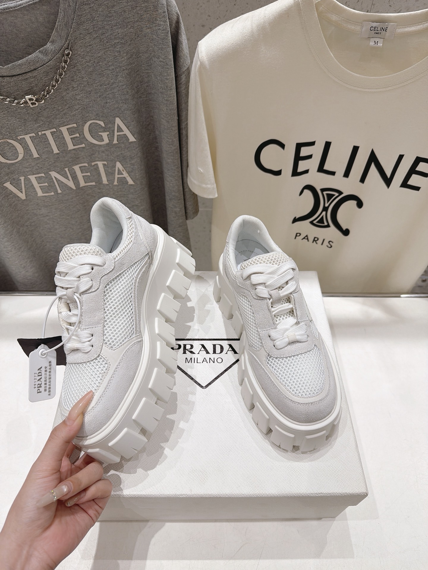 高版本出厂    prada/普拉达 F029 26ss新款系带厚底坦克鞋小白鞋休闲鞋 这款运动鞋延续经久不衰的轮廓，是