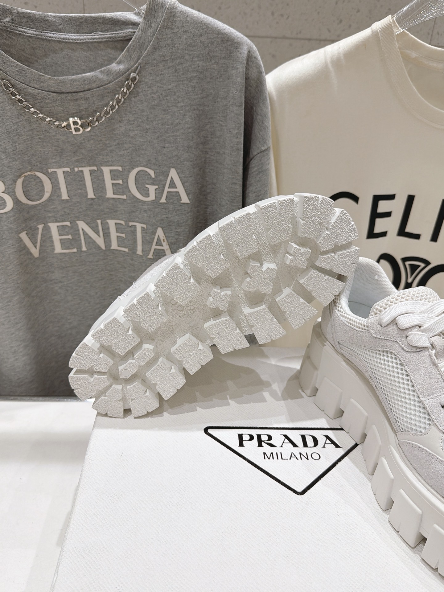 高版本出厂    prada/普拉达 F029 26ss新款系带厚底坦克鞋小白鞋休闲鞋 这款运动鞋延续经久不衰的轮廓，是