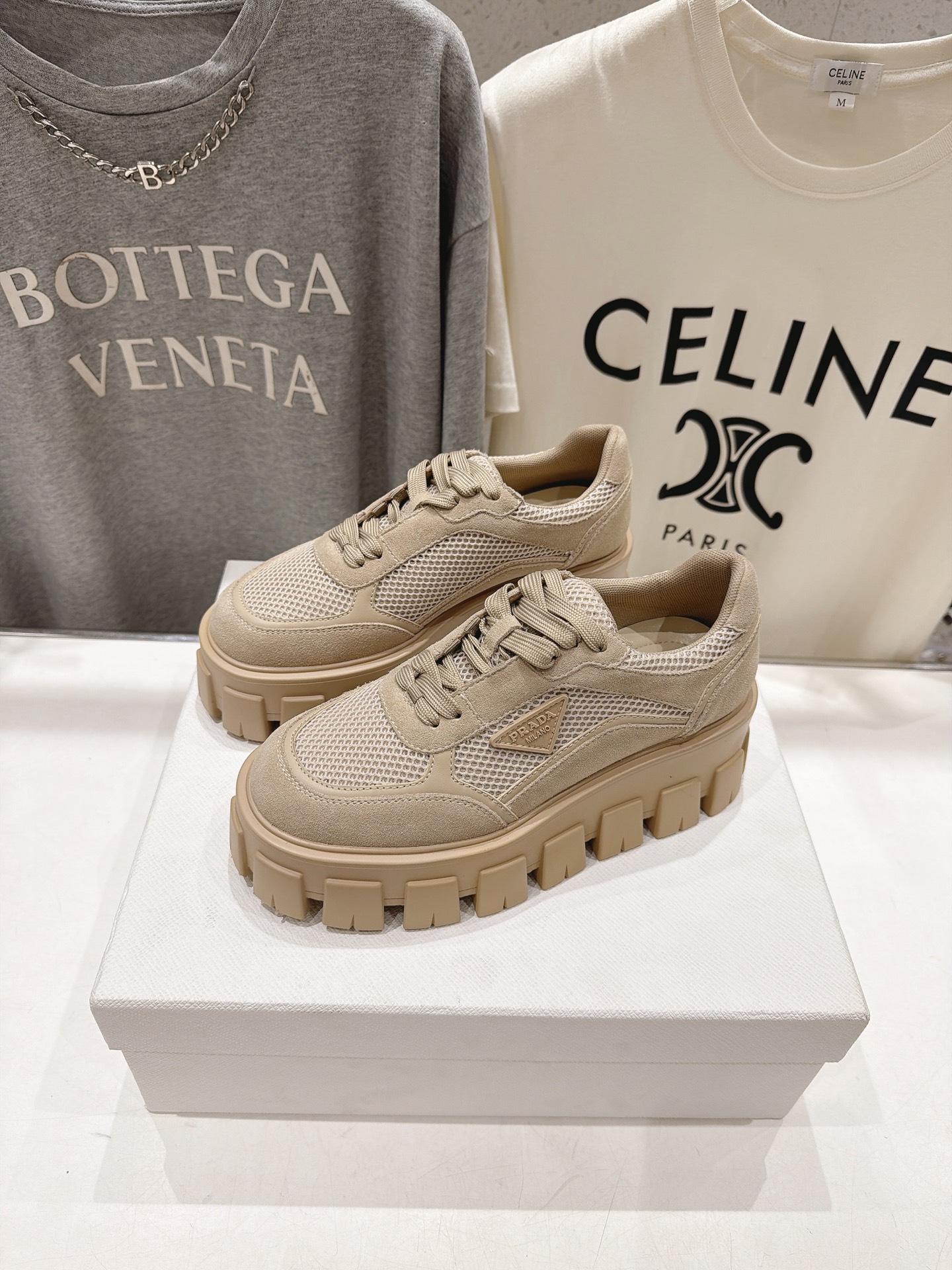 高版本出厂    prada/普拉达 F029 26ss新款系带厚底坦克鞋小白鞋休闲鞋 这款运动鞋延续经久不衰的轮廓，是