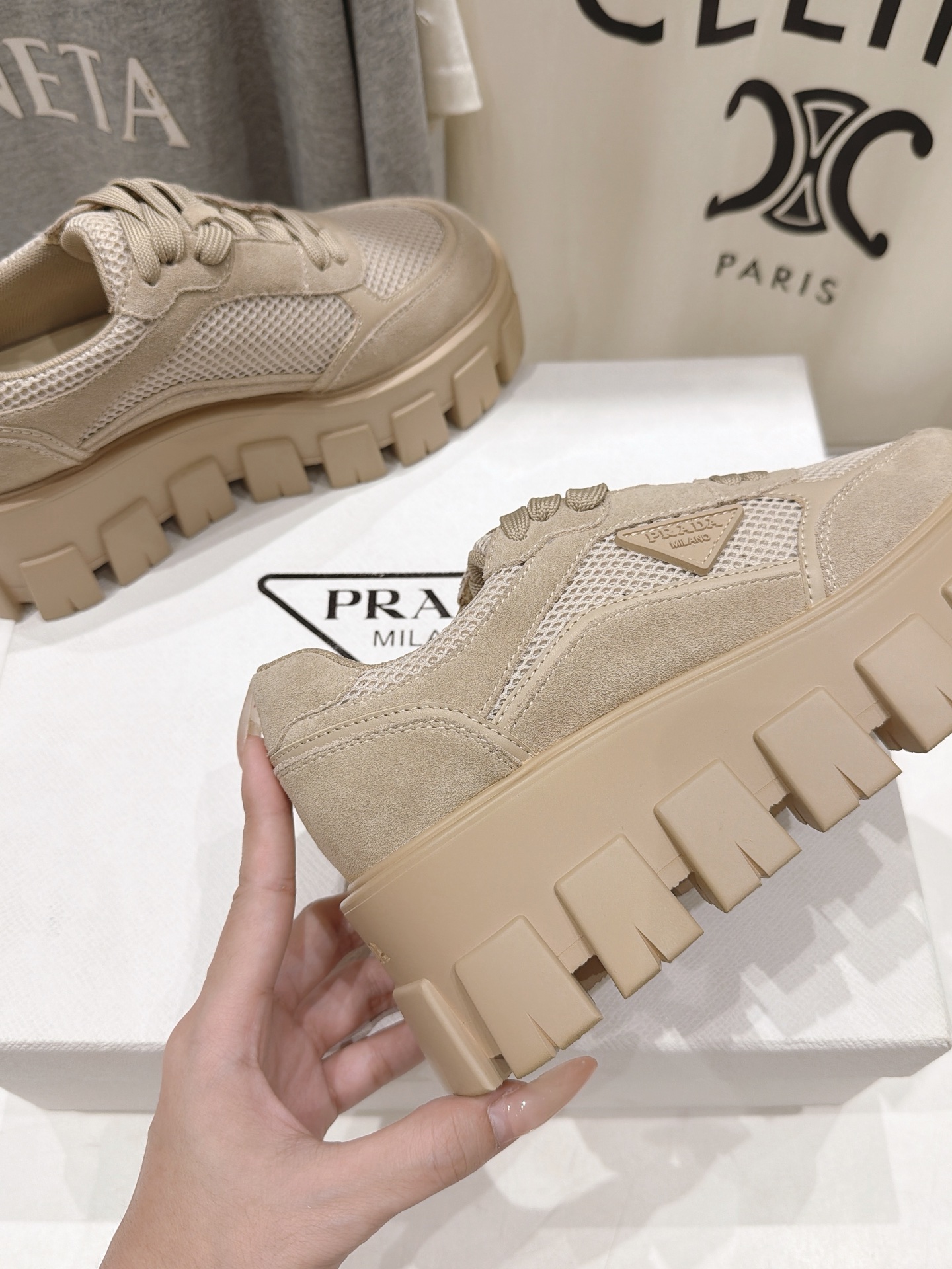 高版本出厂    prada/普拉达 F029 26ss新款系带厚底坦克鞋小白鞋休闲鞋 这款运动鞋延续经久不衰的轮廓，是